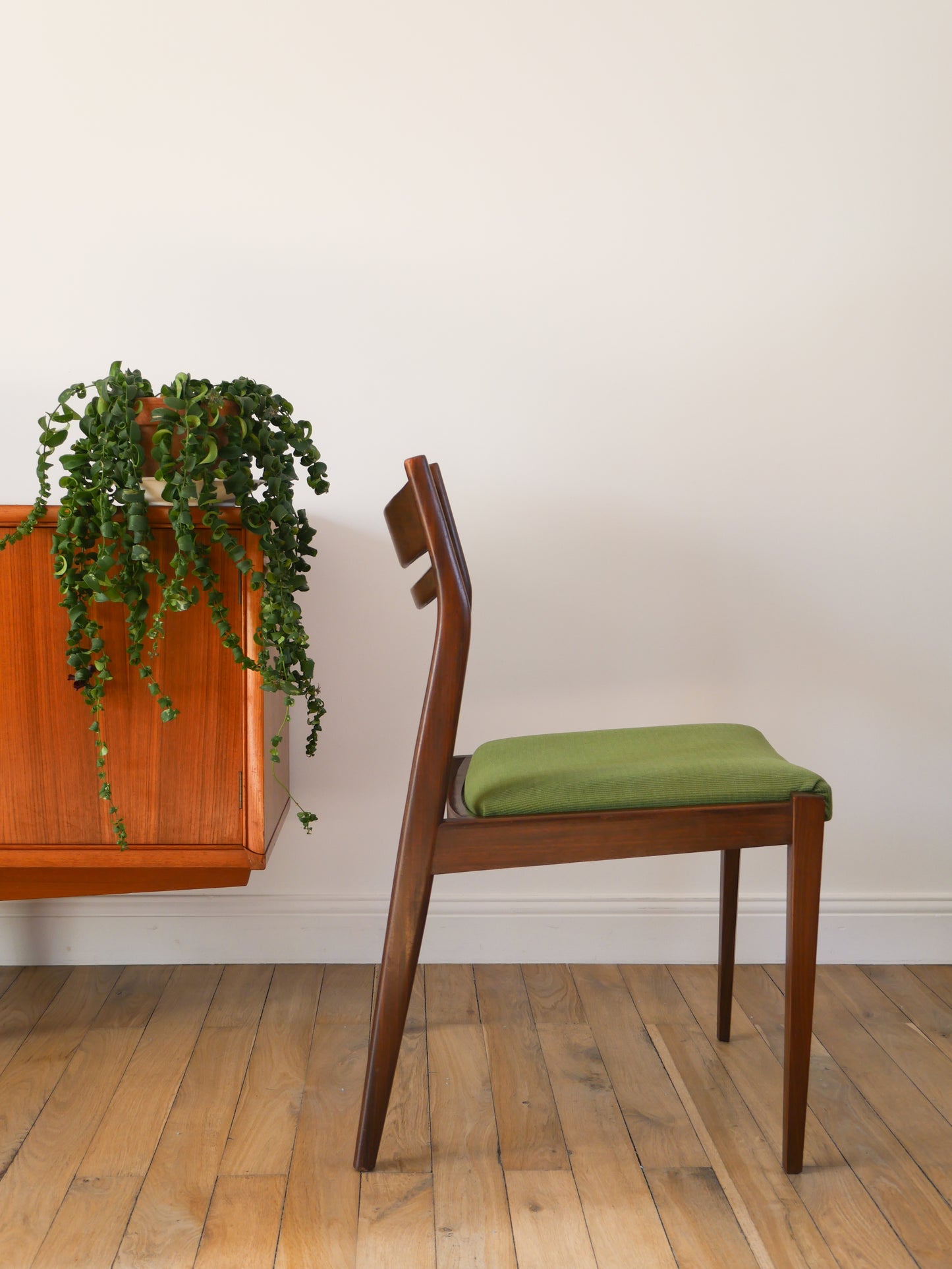 Paire de chaises Scandinave en bois d'acajou foncé et tissus texturé Vert Forêt, Design,1960