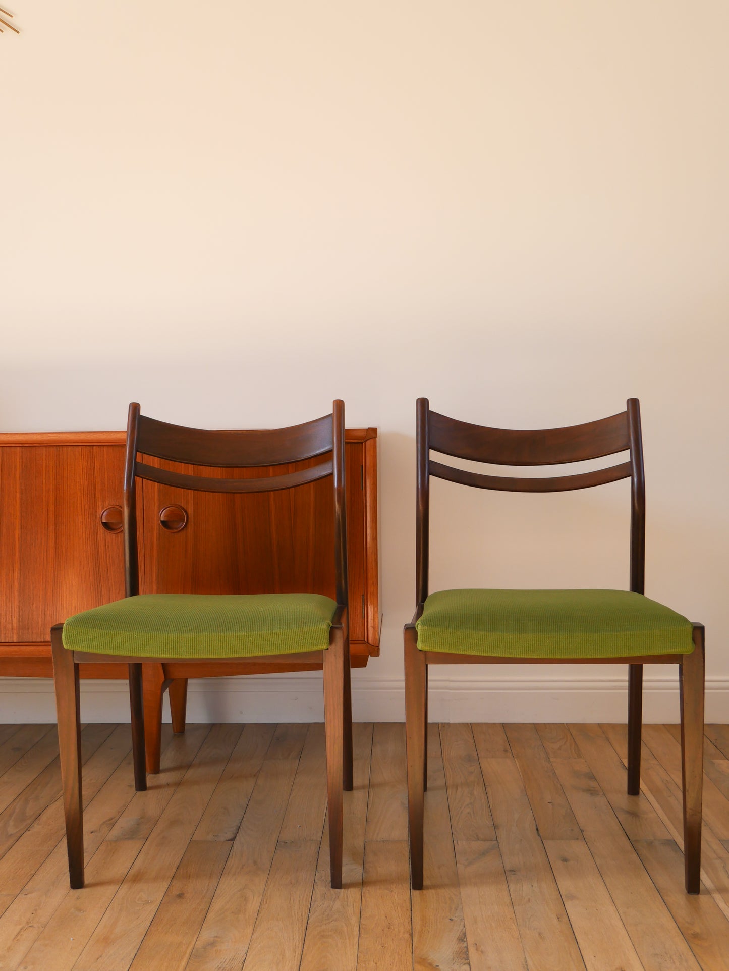 Paire de chaises Scandinave en bois d'acajou foncé et tissus texturé Vert Forêt, Design,1960