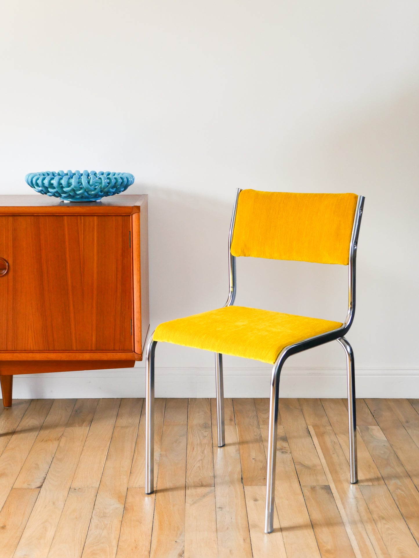 Paire de chaises en chrome et velours texturé, Jaune Poussin, entièrement retapissées, Design, 1970