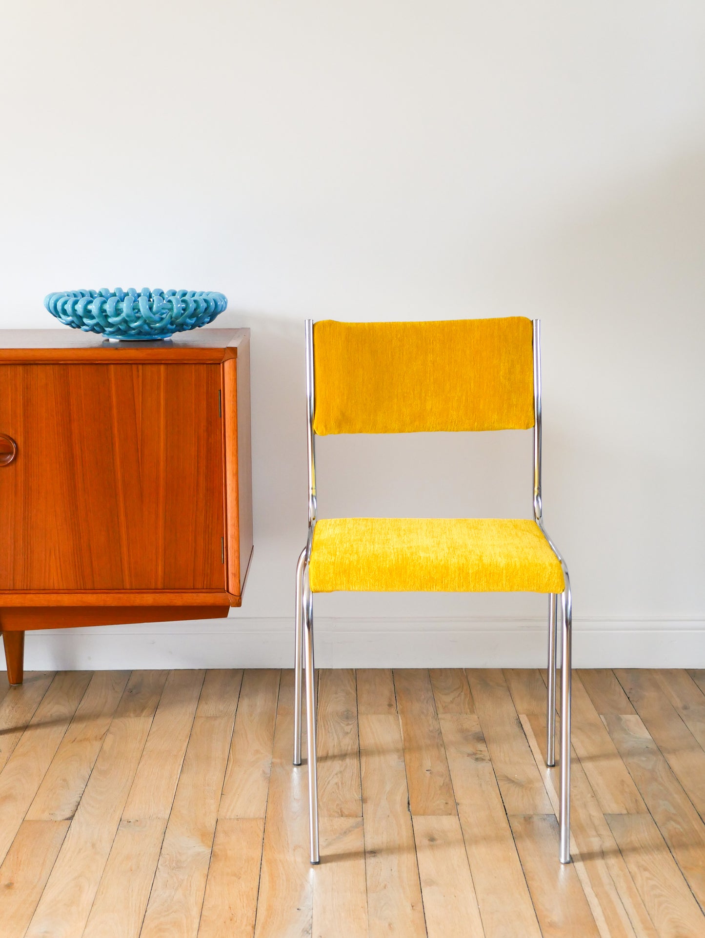 Paire de chaises en chrome et velours texturé, Jaune Poussin, entièrement retapissées, Design, 1970