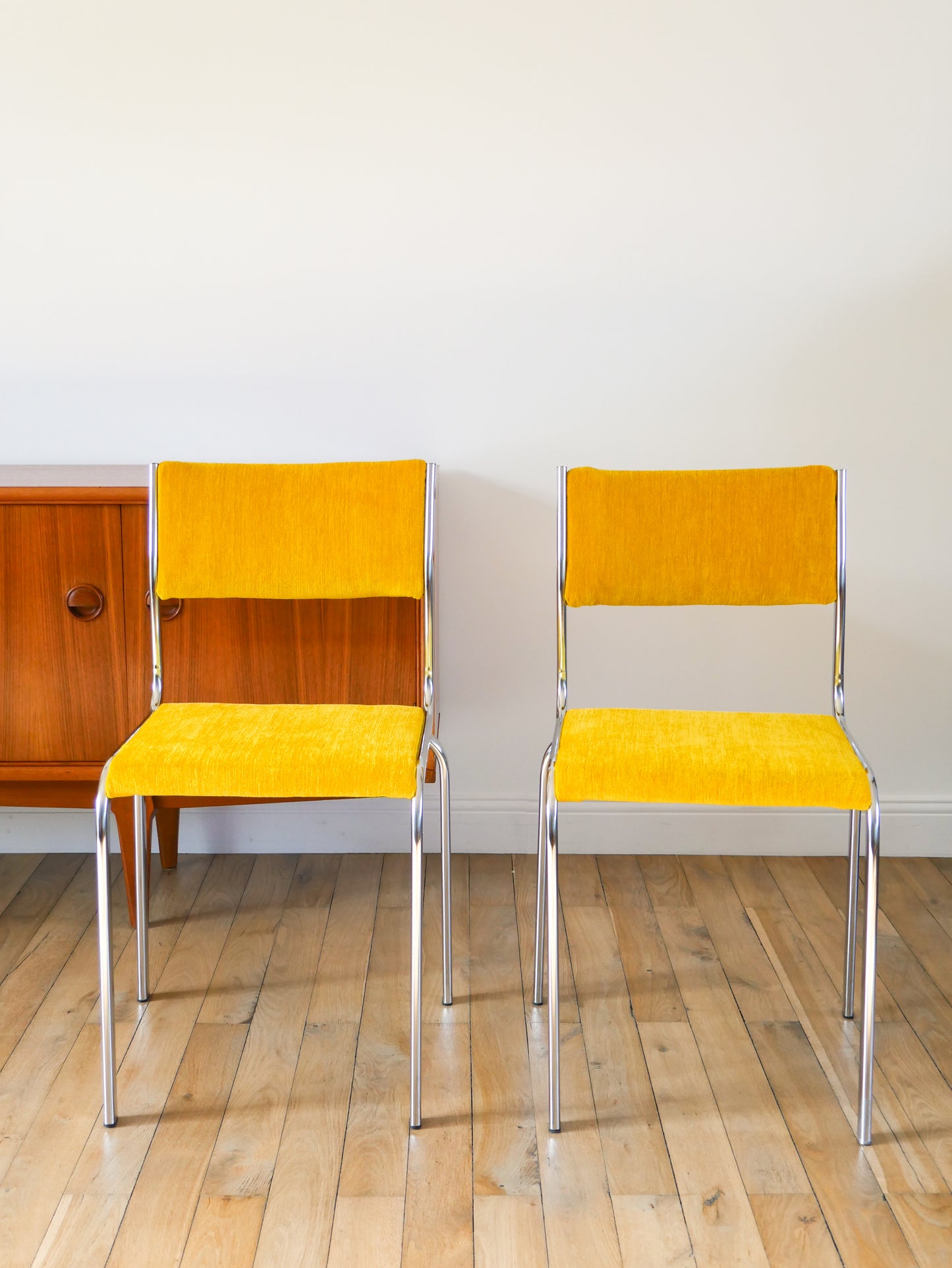 Paire de chaises en chrome et velours texturé, Jaune Poussin, entièrement retapissées, Design, 1970