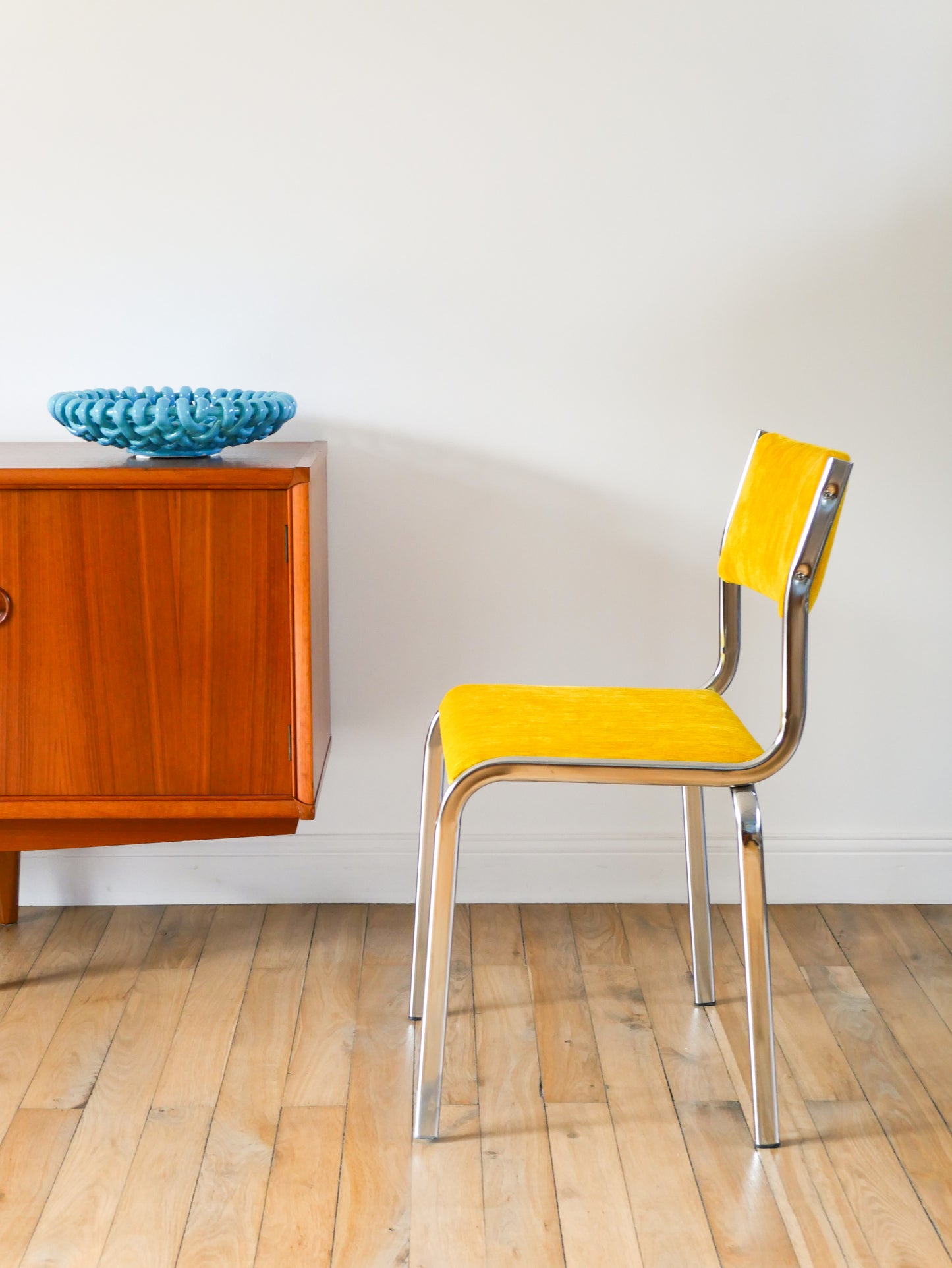 Paire de chaises en chrome et velours texturé, Jaune Poussin, entièrement retapissées, Design, 1970