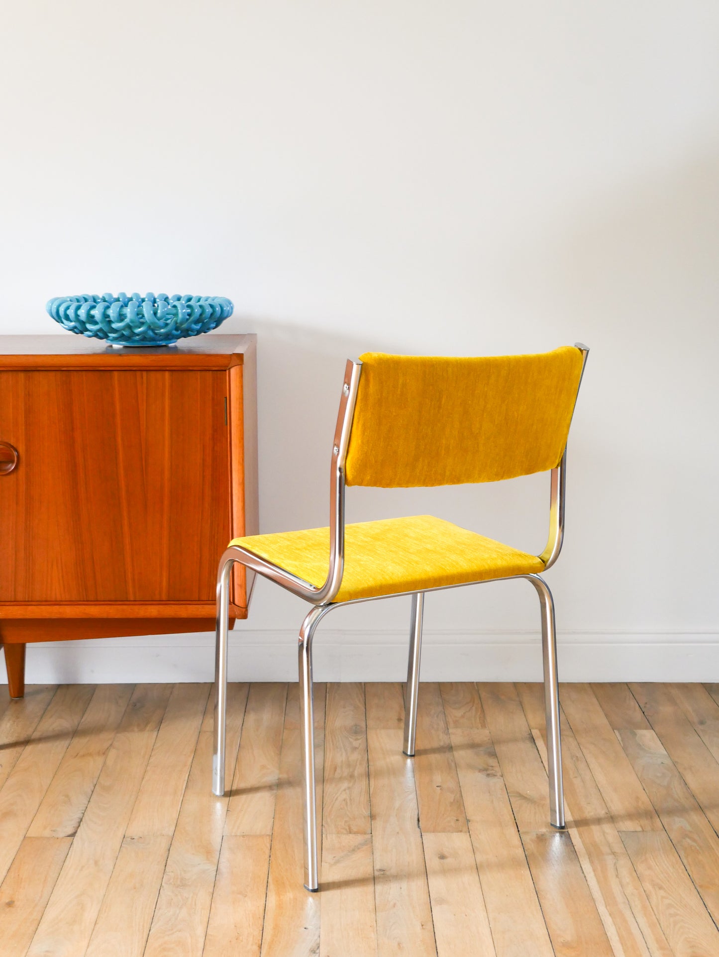 Paire de chaises en chrome et velours texturé, Jaune Poussin, entièrement retapissées, Design, 1970