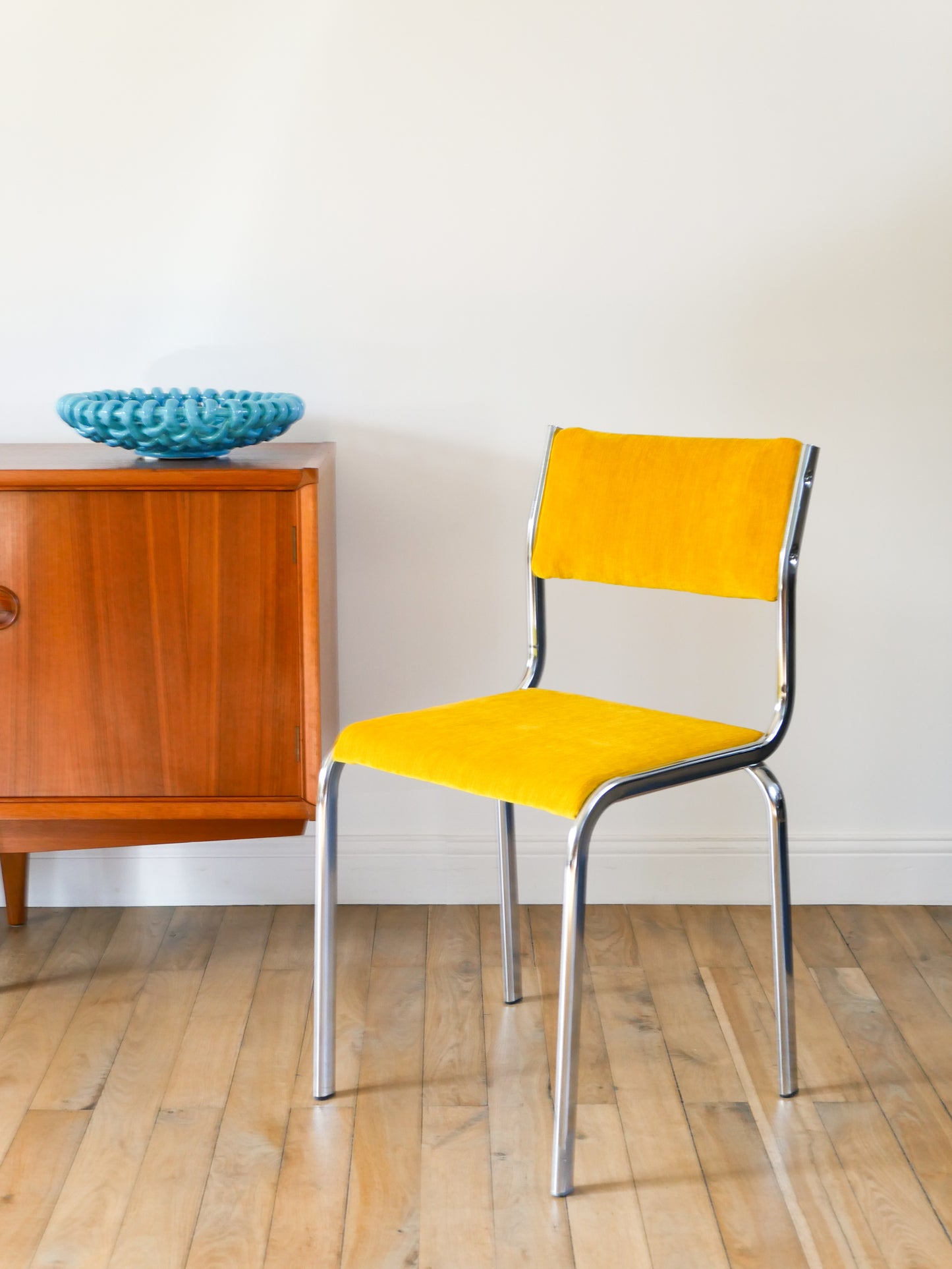 Paire de chaises en chrome et velours texturé, Jaune Poussin, entièrement retapissées, Design, 1970