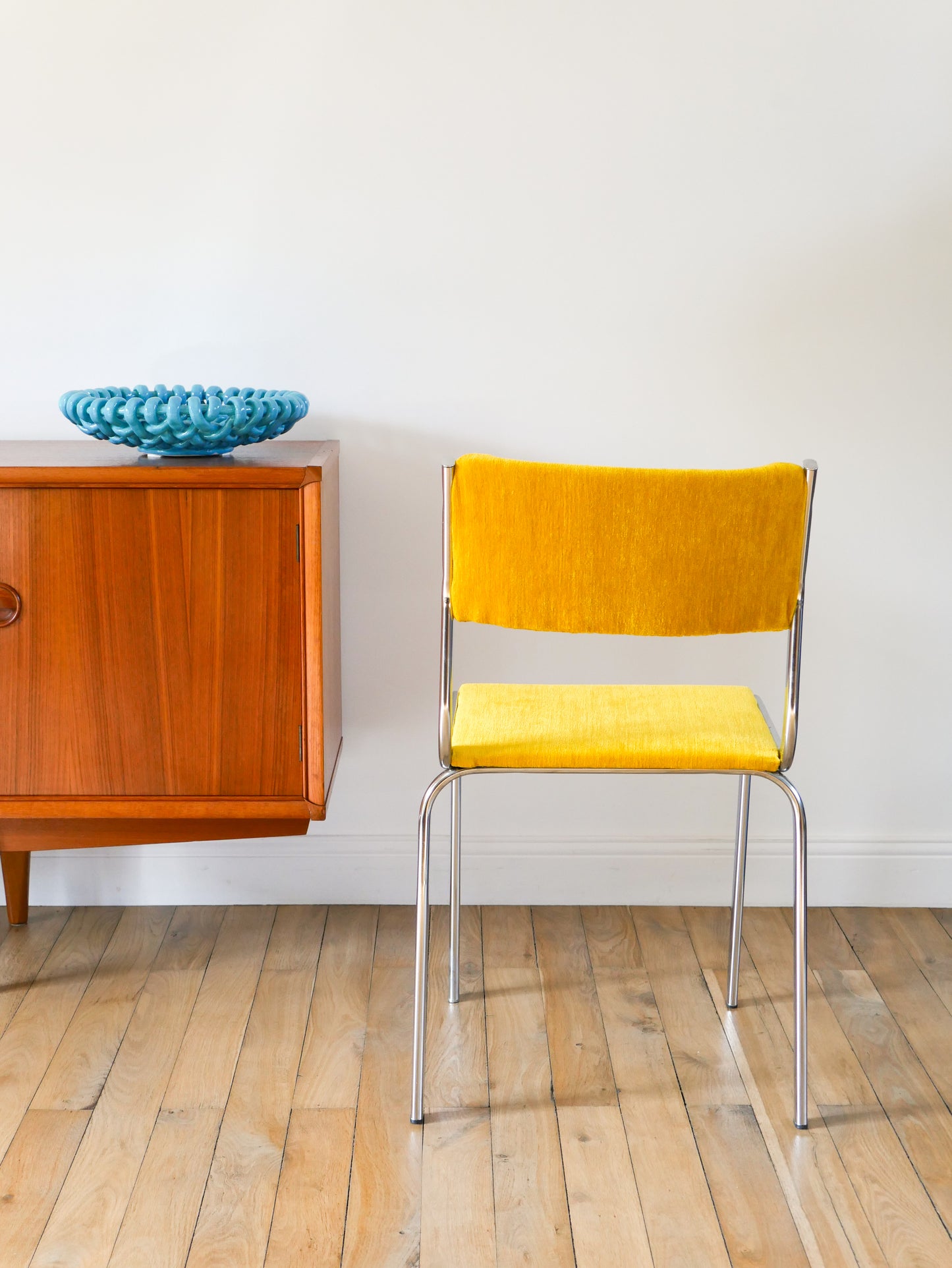 Paire de chaises en chrome et velours texturé, Jaune Poussin, entièrement retapissées, Design, 1970