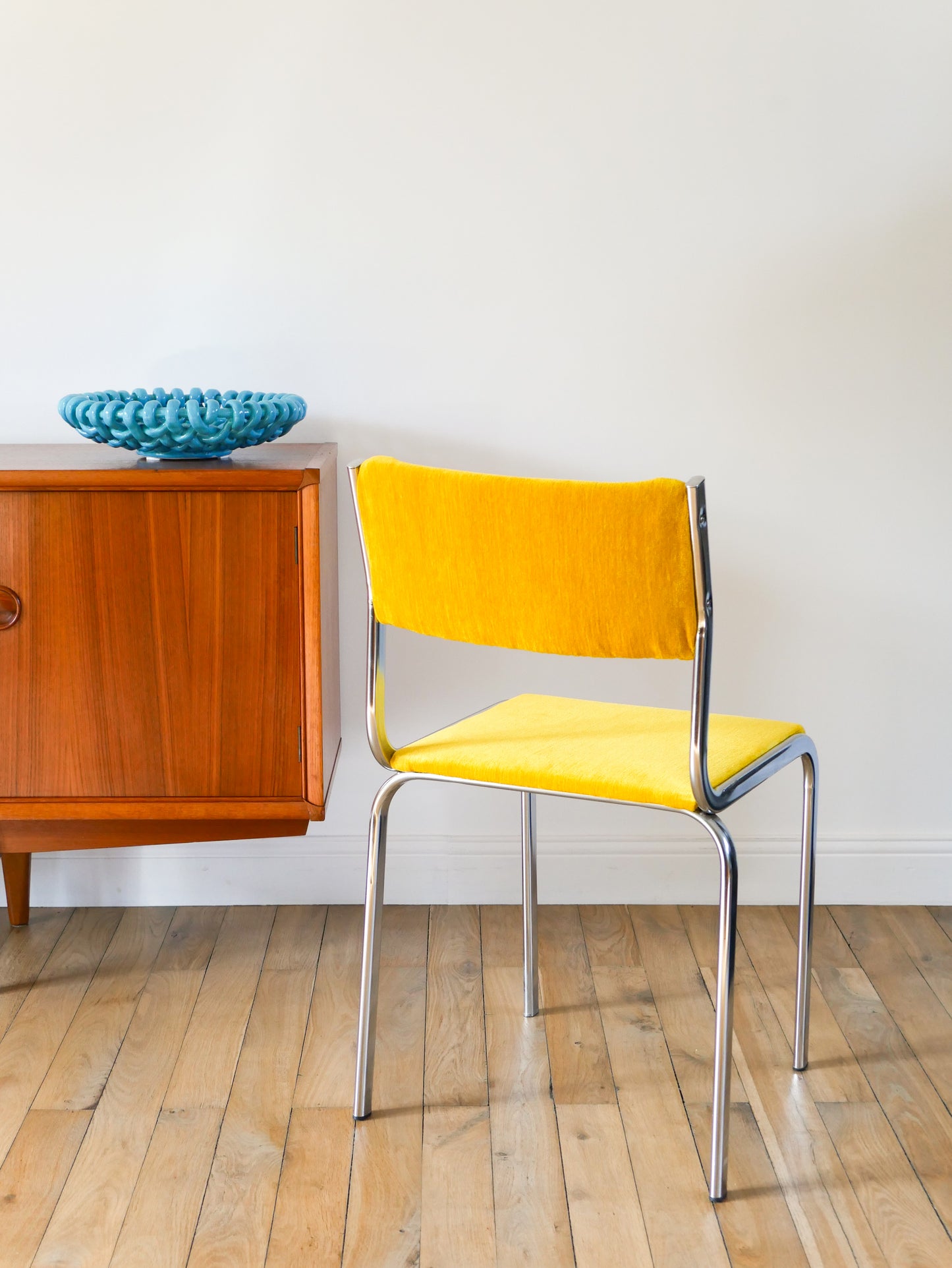 Paire de chaises en chrome et velours texturé, Jaune Poussin, entièrement retapissées, Design, 1970