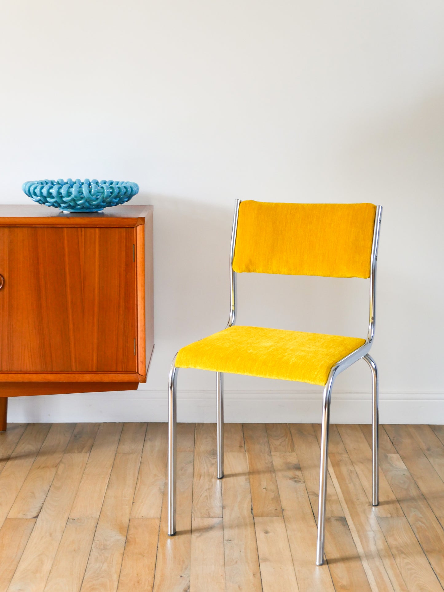 Paire de chaises en chrome et velours texturé, Jaune Poussin, entièrement retapissées, Design, 1970