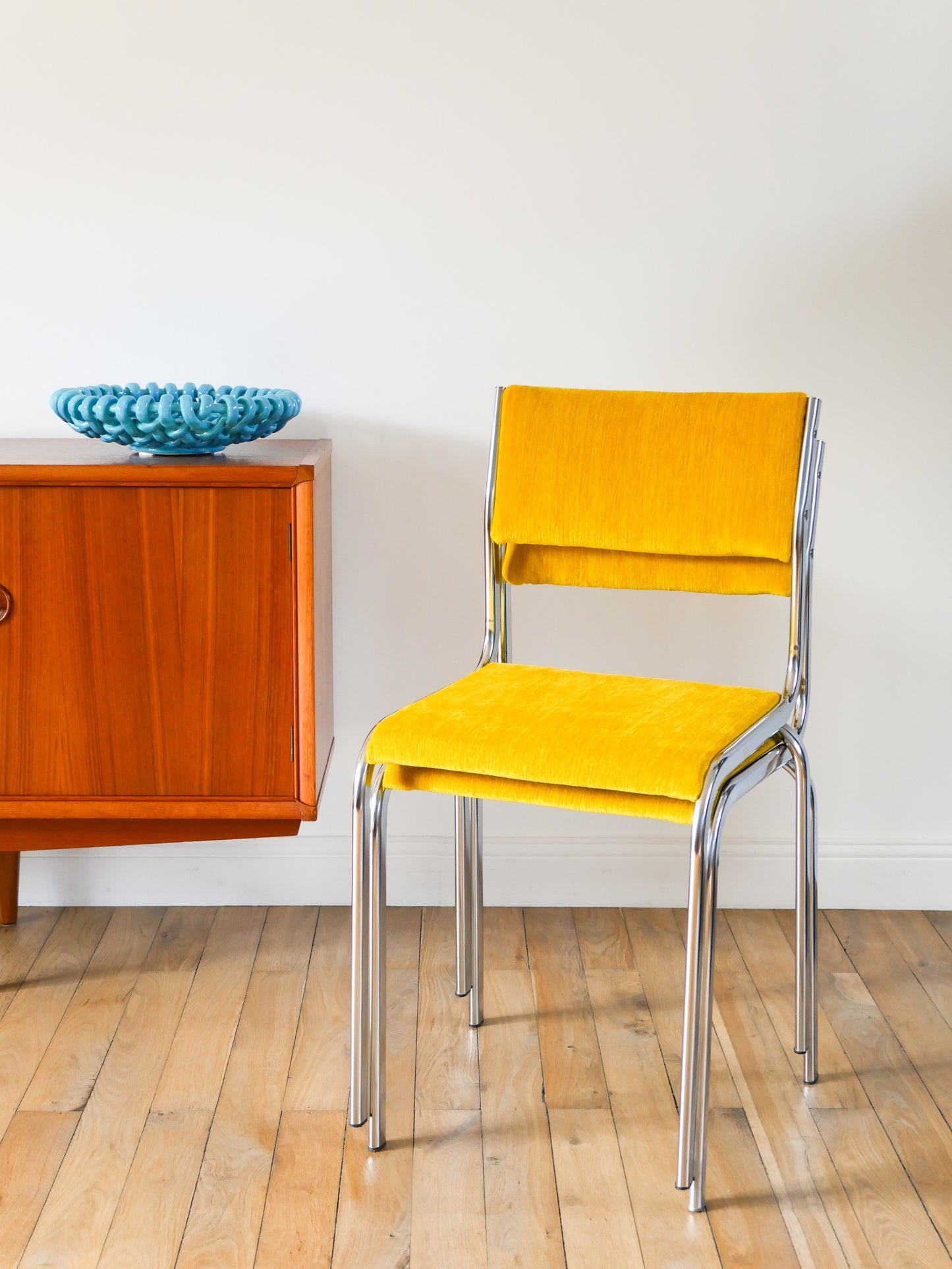 Paire de chaises en chrome et velours texturé, Jaune Poussin, entièrement retapissées, Design, 1970