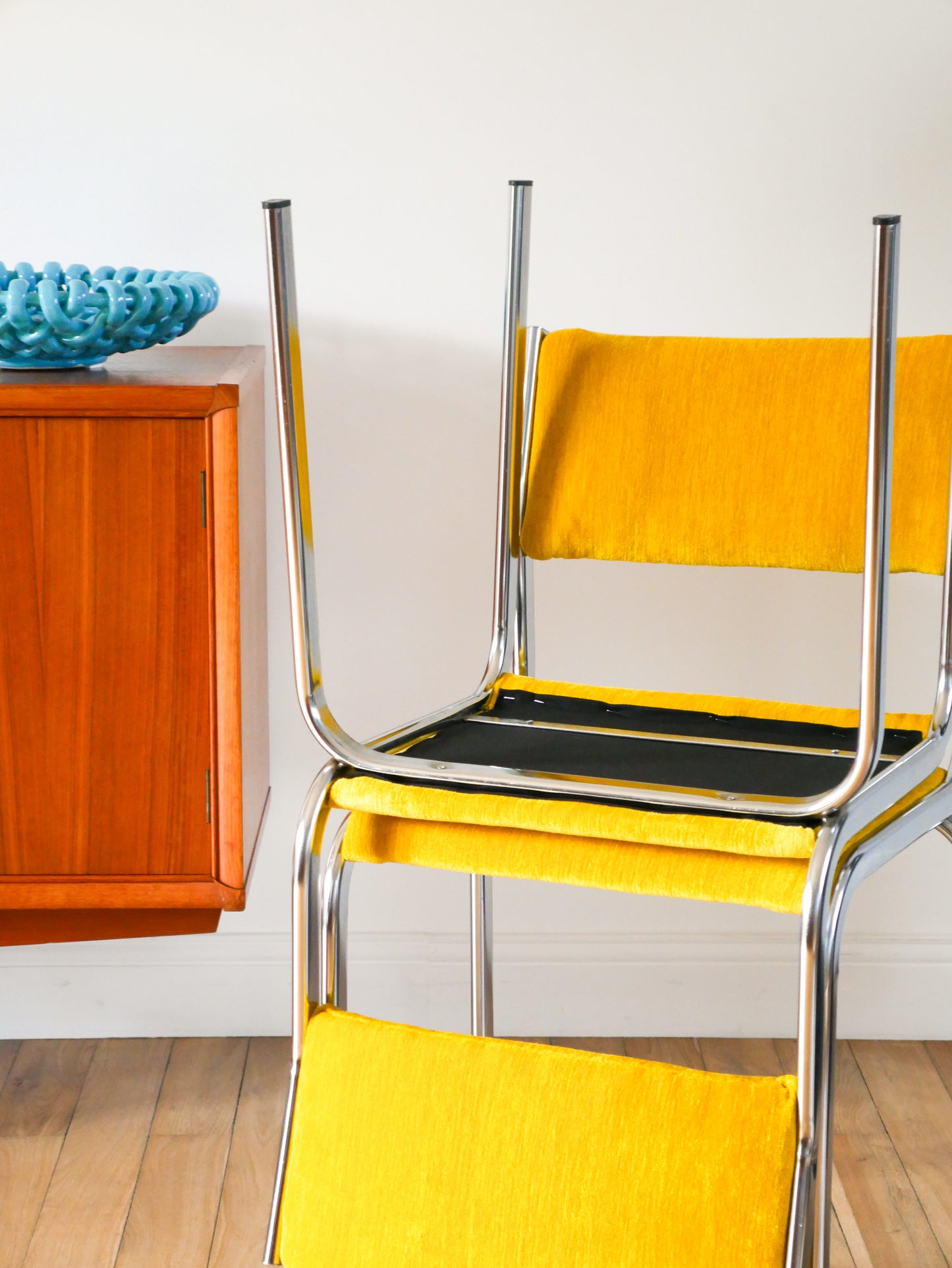 Paire de chaises en chrome et velours texturé, Jaune Poussin, entièrement retapissées, Design, 1970