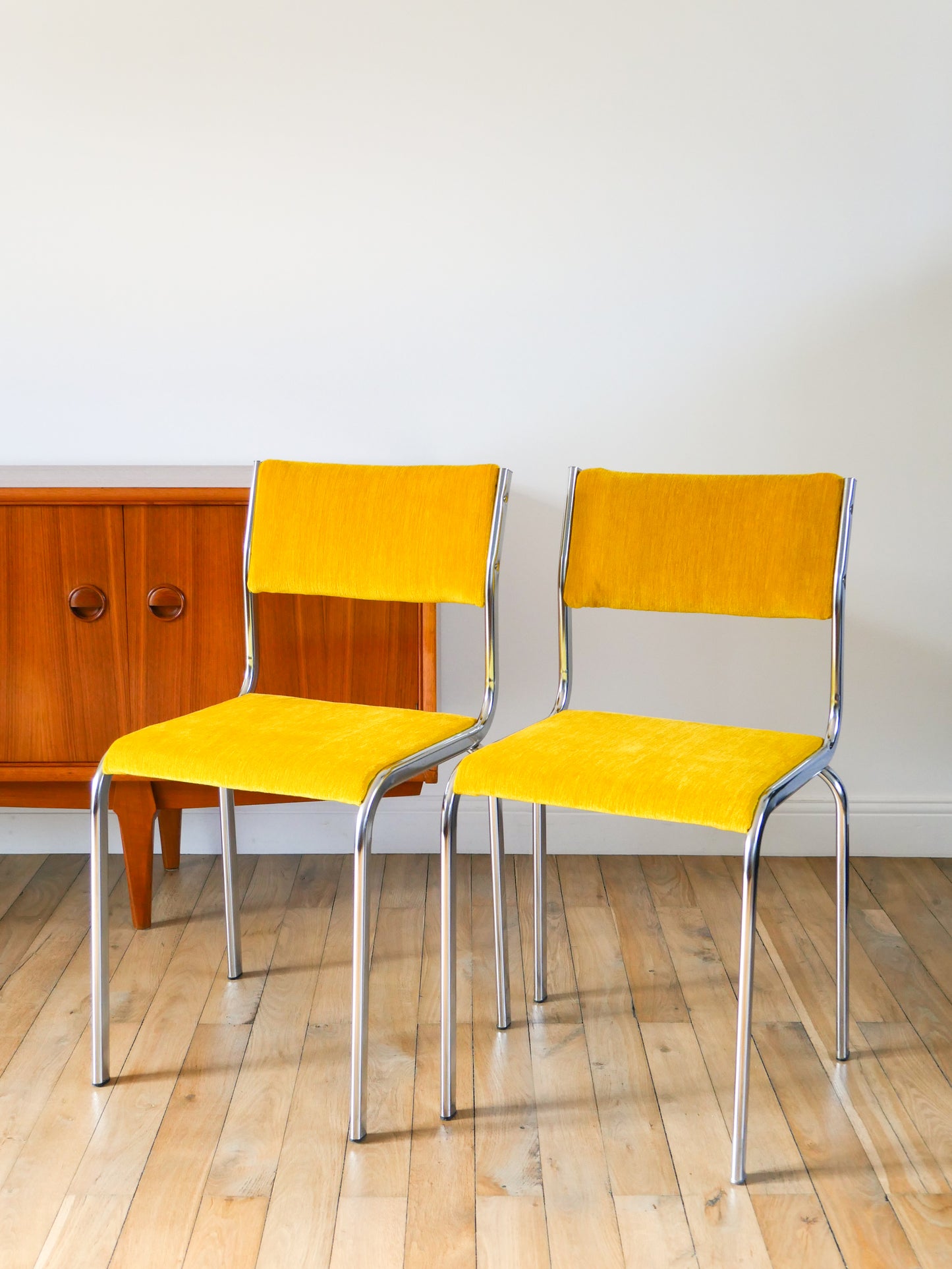 Paire de chaises en chrome et velours texturé, Jaune Poussin, entièrement retapissées, Design, 1970