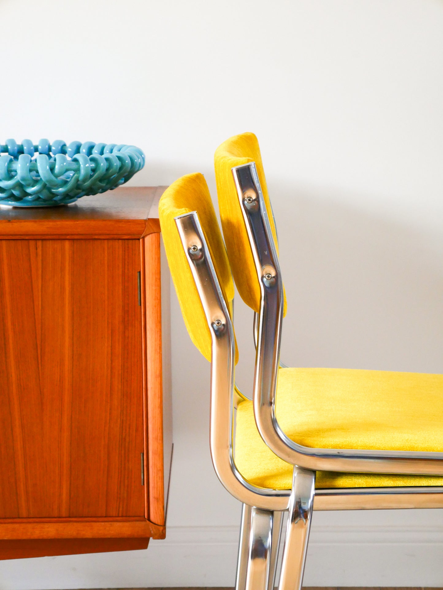 Paire de chaises en chrome et velours texturé, Jaune Poussin, entièrement retapissées, Design, 1970