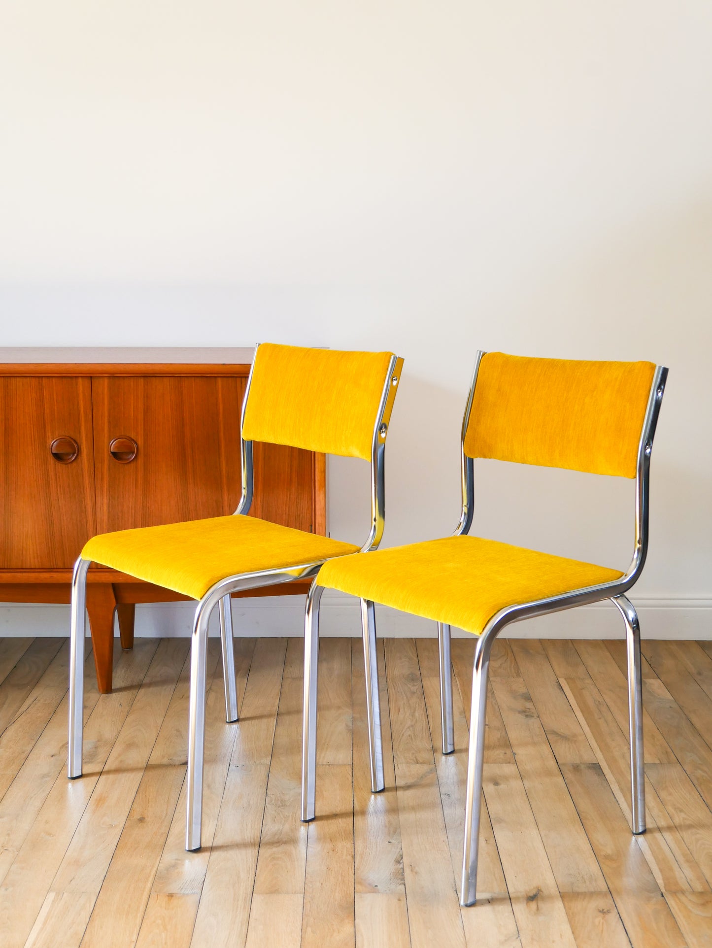 Paire de chaises en chrome et velours texturé, Jaune Poussin, entièrement retapissées, Design, 1970