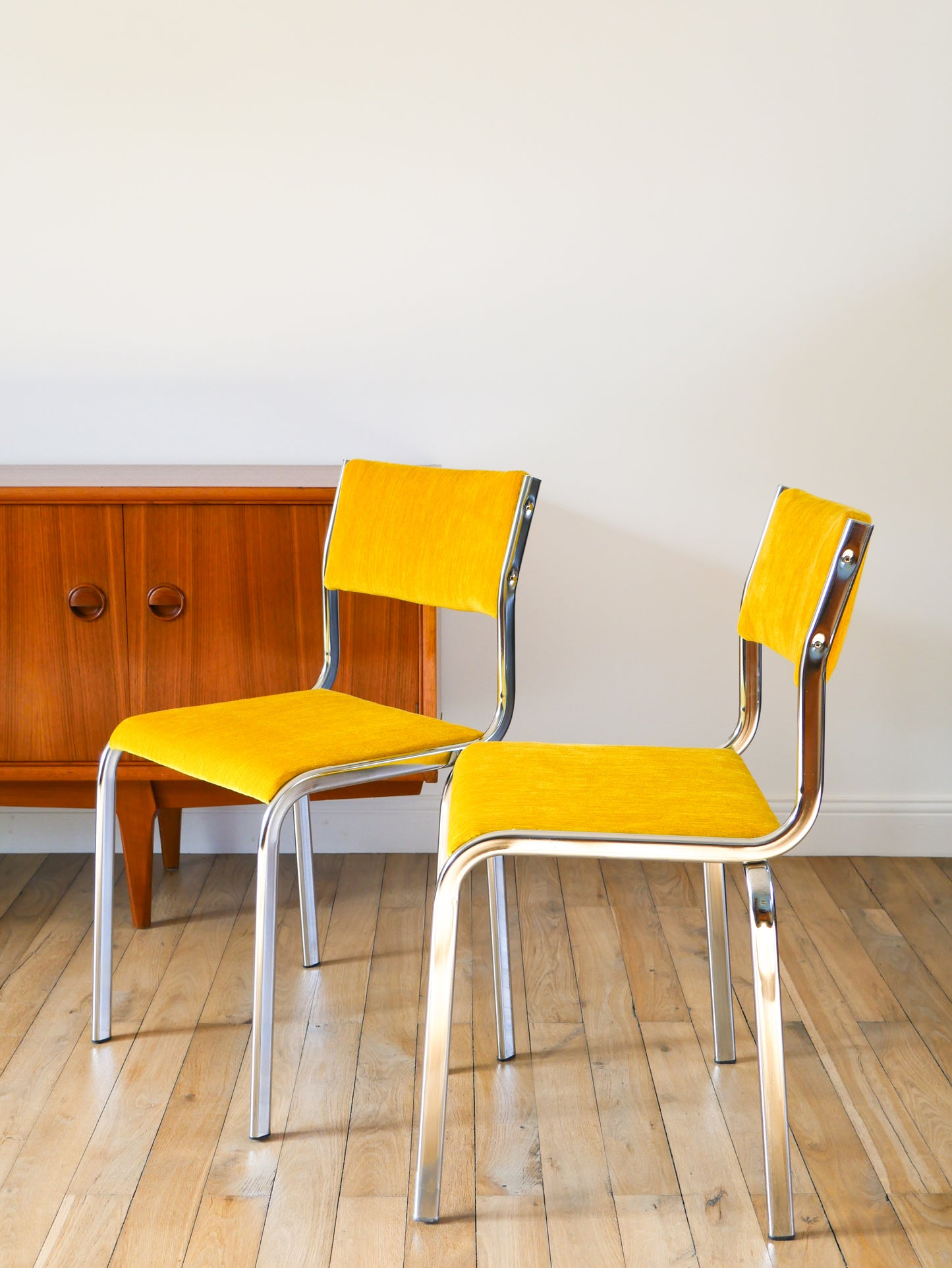 Paire de chaises en chrome et velours texturé, Jaune Poussin, entièrement retapissées, Design, 1970