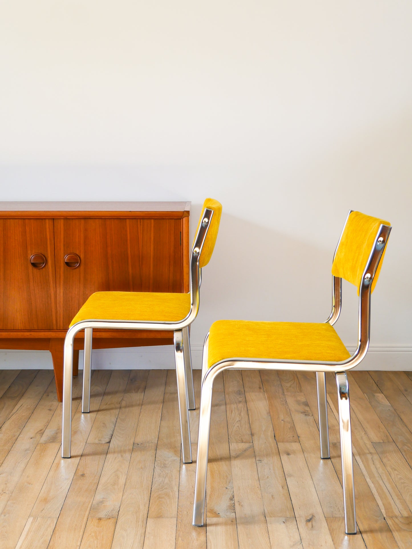 Paire de chaises en chrome et velours texturé, Jaune Poussin, entièrement retapissées, Design, 1970