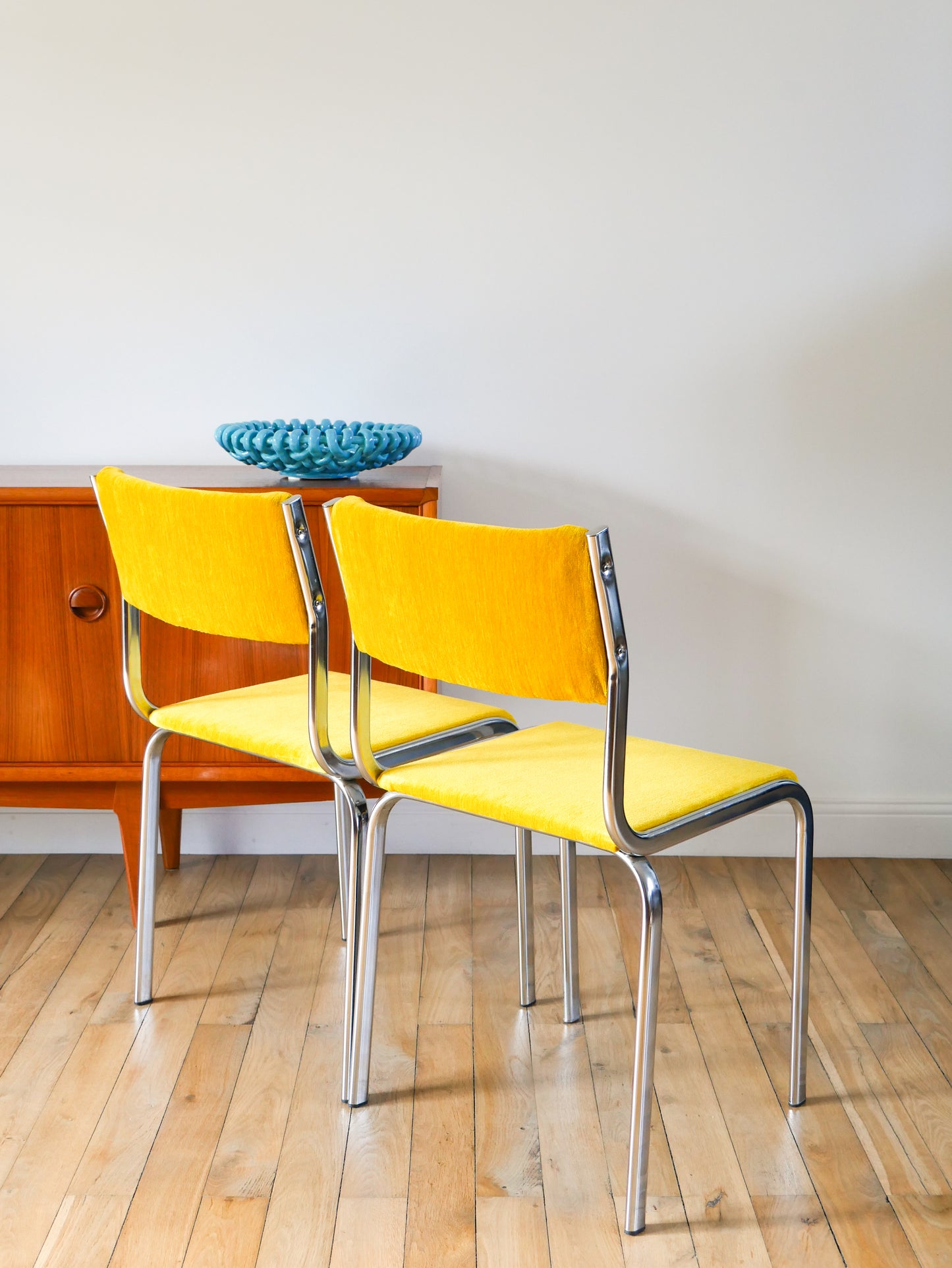 Paire de chaises en chrome et velours texturé, Jaune Poussin, entièrement retapissées, Design, 1970