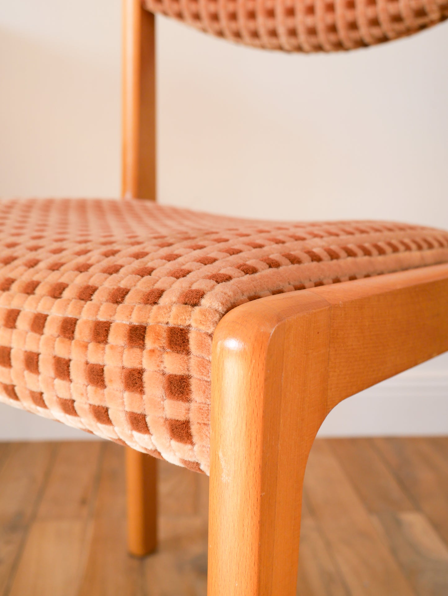 Chaise en bois de chêne clair Miel, Baumann, velours texturé Rose Pâle, 1960