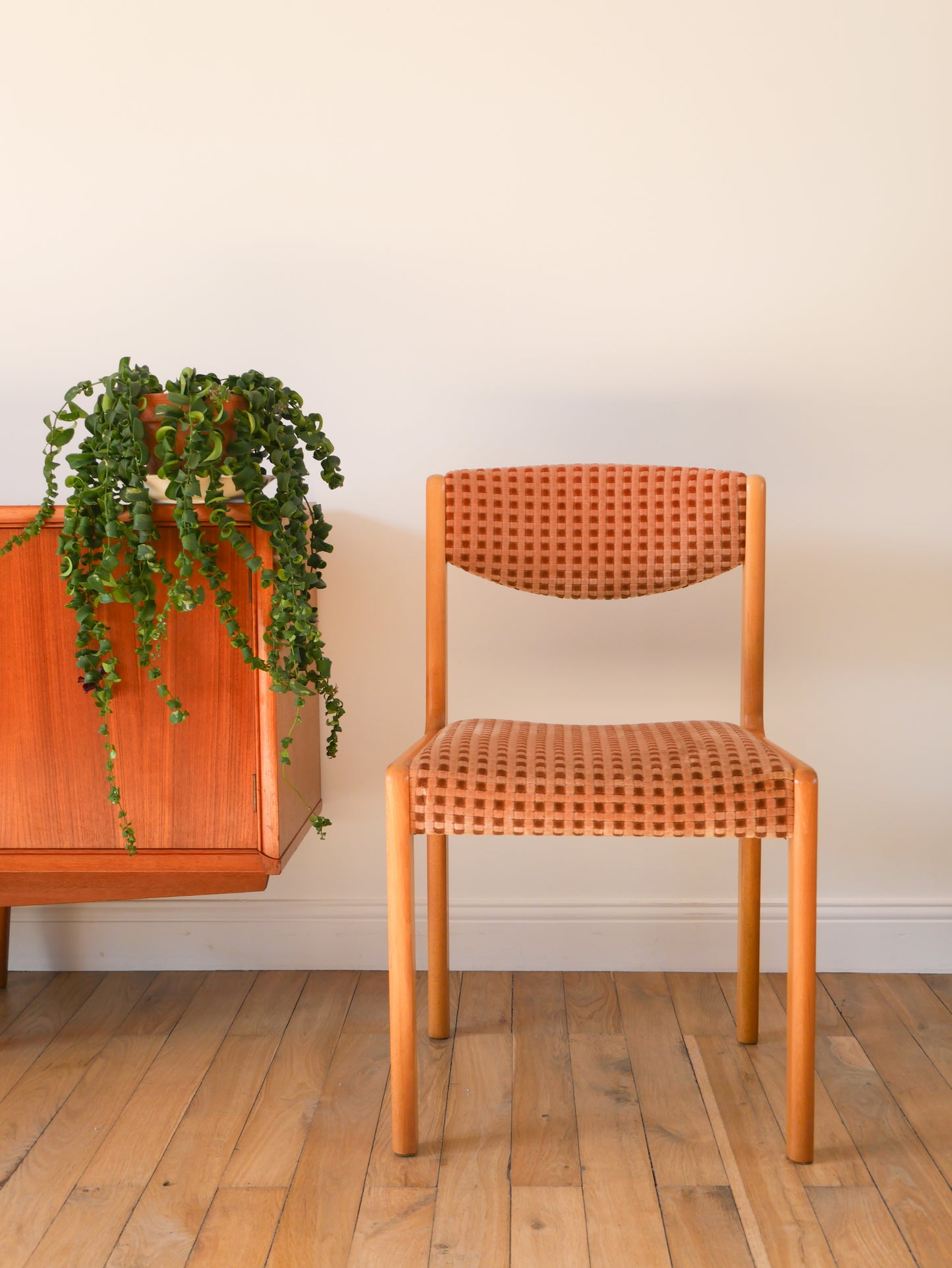 Chaise en bois de chêne clair Miel, Baumann, velours texturé Rose Pâle, 1960