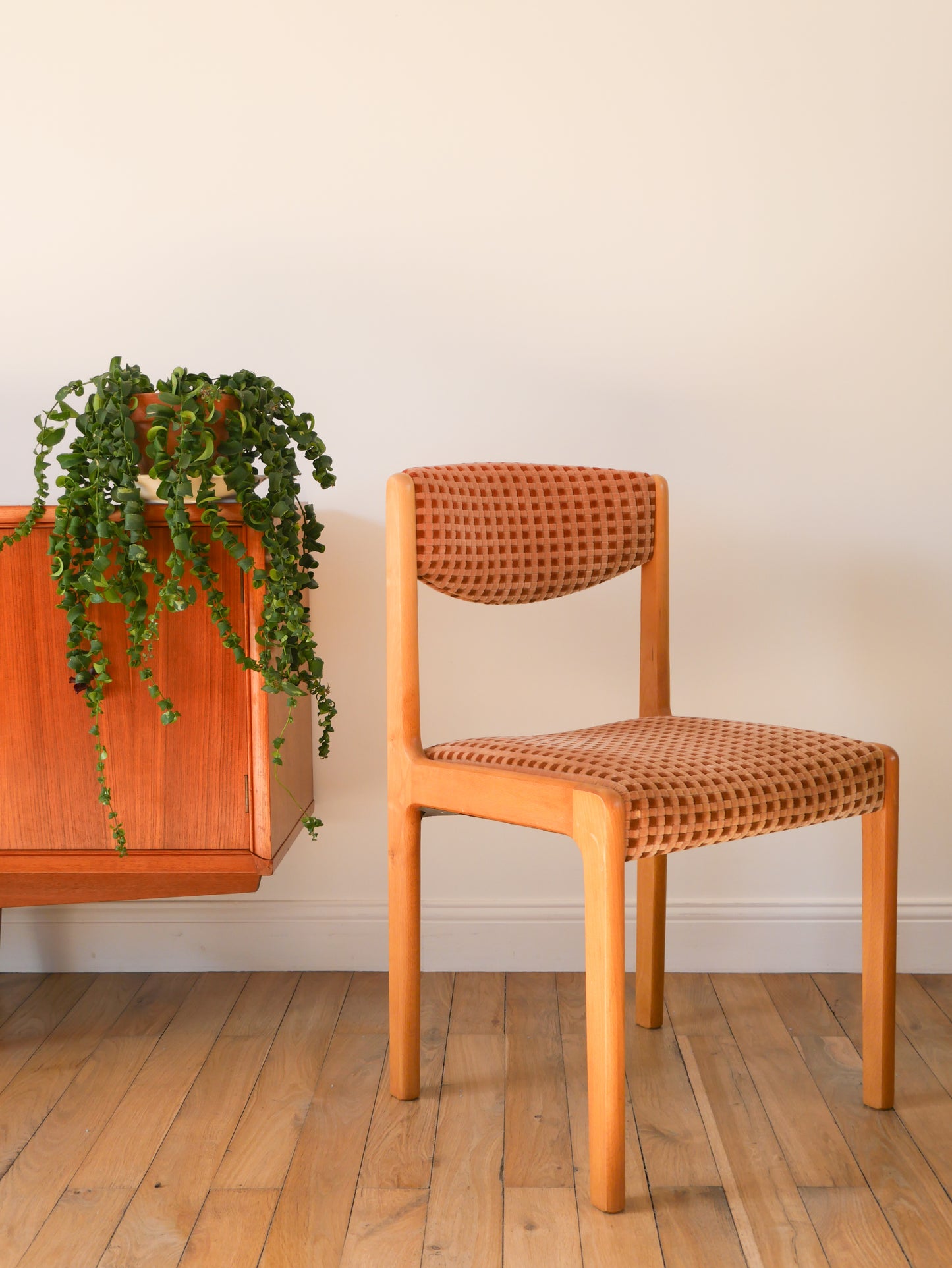 Chaise en bois de chêne clair Miel, Baumann, velours texturé Rose Pâle, 1960