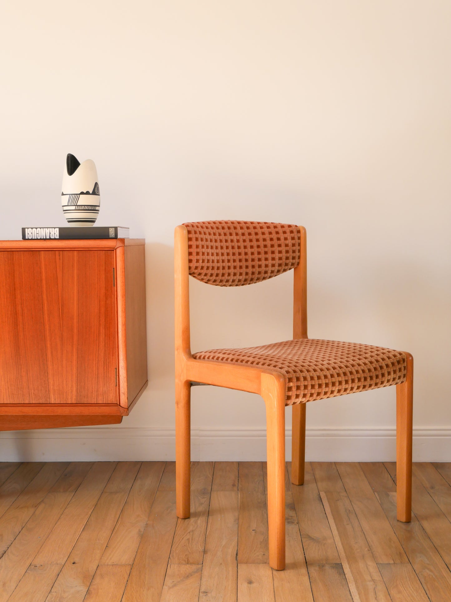 Chaise en bois de chêne clair Miel, Baumann, velours texturé Rose Pâle, 1960