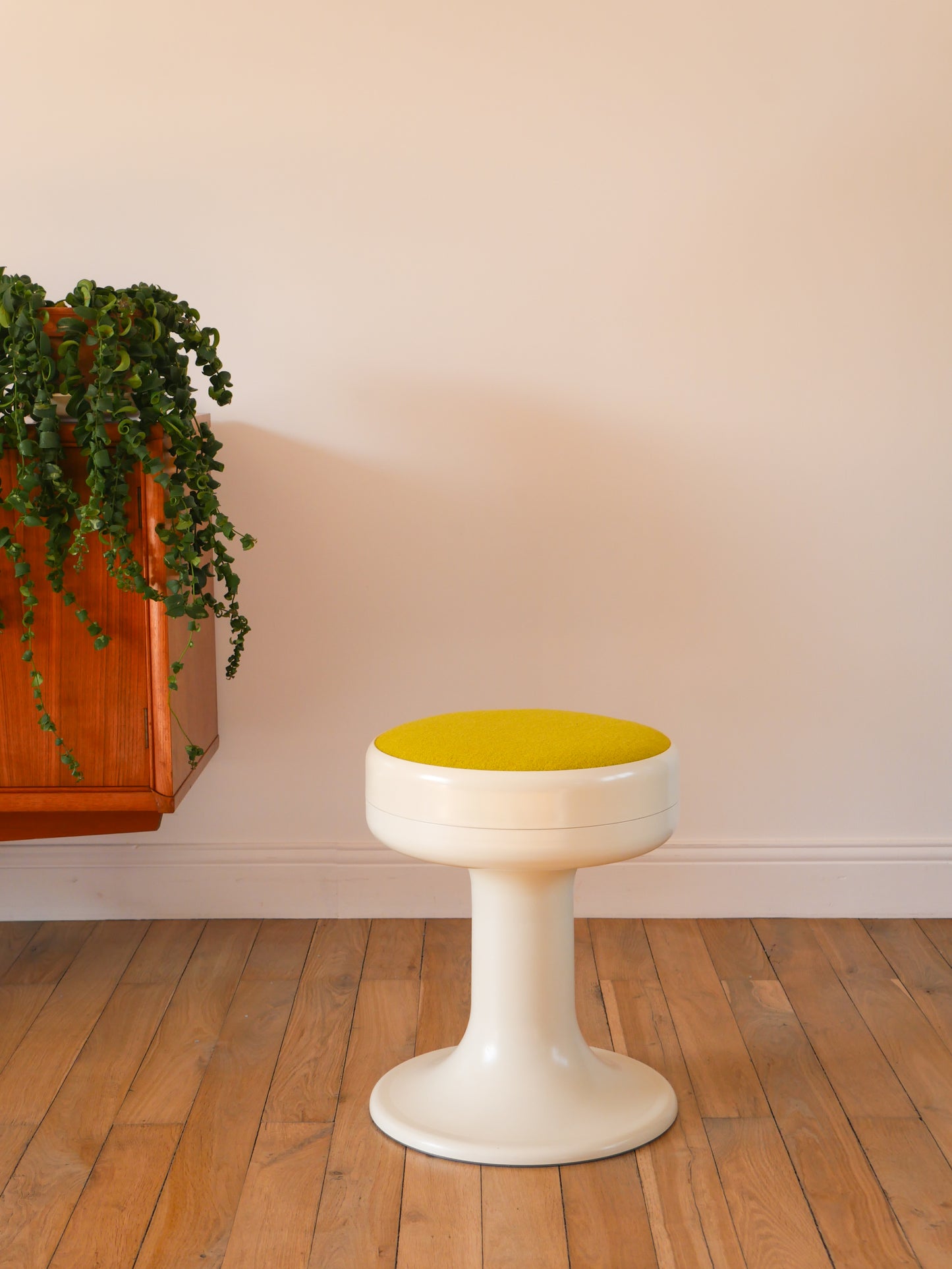 Tabouret en plastique à pieds tulipe et tissus en laine bouillie Vert, entièrement retapissé, 1970