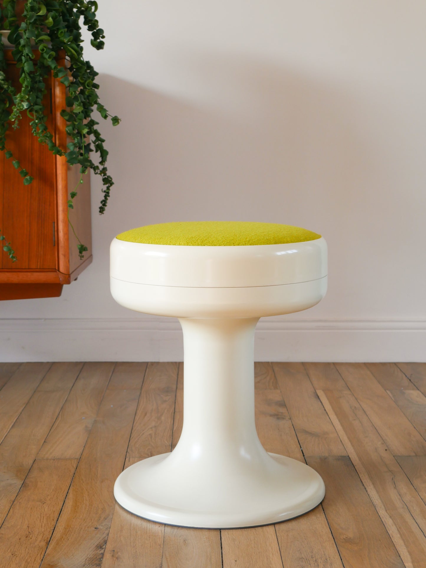 Tabouret en plastique à pieds tulipe et tissus en laine bouillie Vert, entièrement retapissé, 1970