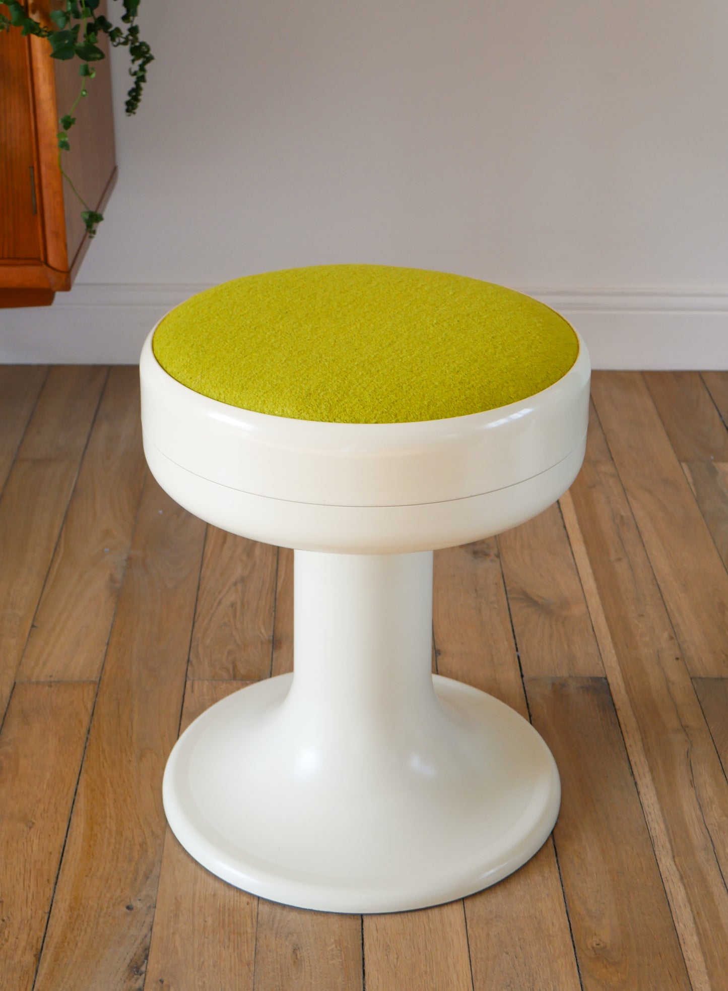 Tabouret en plastique à pieds tulipe et tissus en laine bouillie Vert, entièrement retapissé, 1970