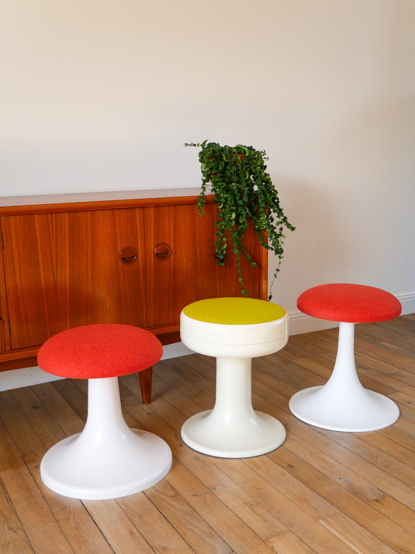 Tabouret en plastique à pieds tulipe et tissus en laine bouillie Vert, entièrement retapissé, 1970