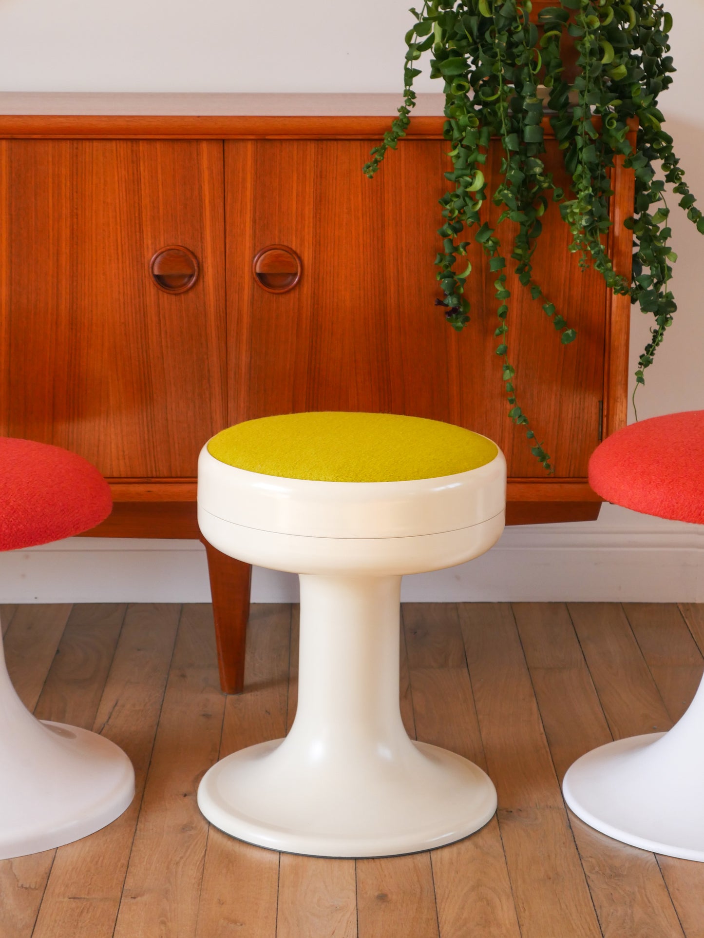 Tabouret en plastique à pieds tulipe et tissus en laine bouillie Vert, entièrement retapissé, 1970