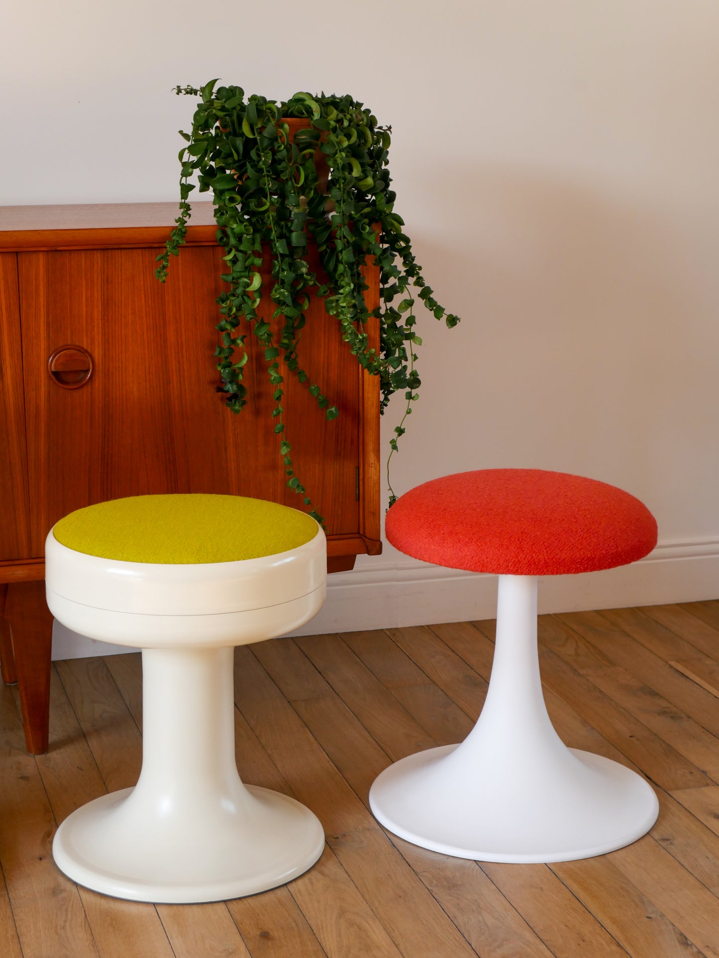 Tabouret en plastique à pieds tulipe et tissus en laine bouillie Vert, entièrement retapissé, 1970