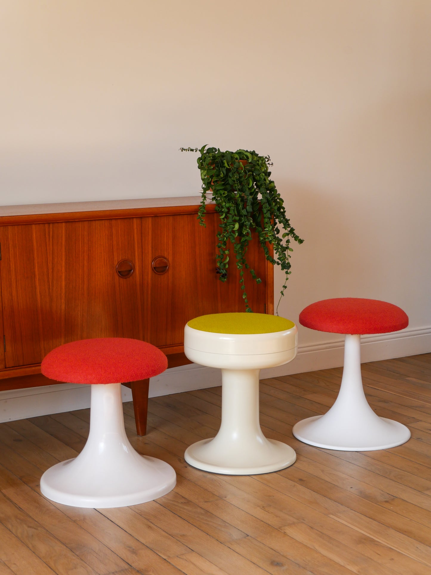 Tabouret en plastique à pieds tulipe et tissus en laine bouillie Vert, entièrement retapissé, 1970