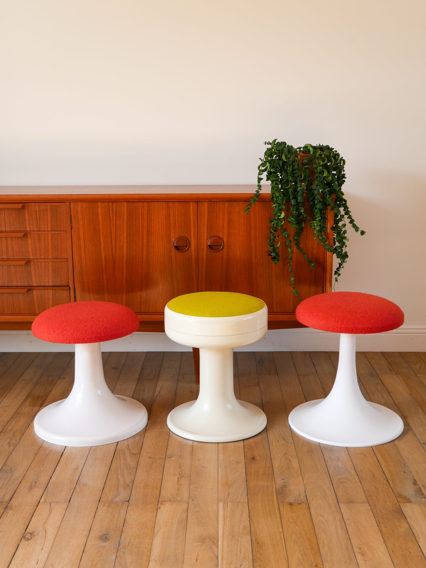 Tabouret en plastique à pieds tulipe et tissus en laine bouillie Vert, entièrement retapissé, 1970