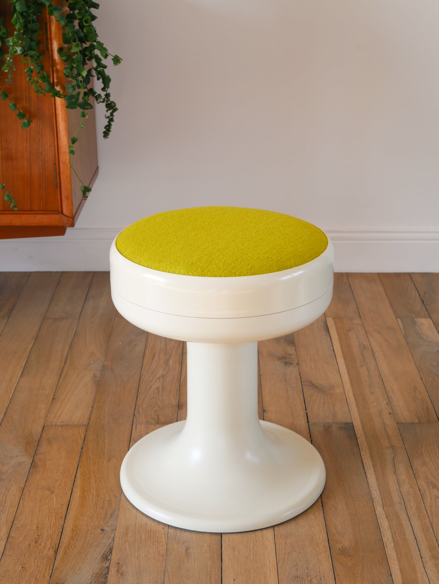 Tabouret en plastique à pieds tulipe et tissus en laine bouillie Vert, entièrement retapissé, 1970