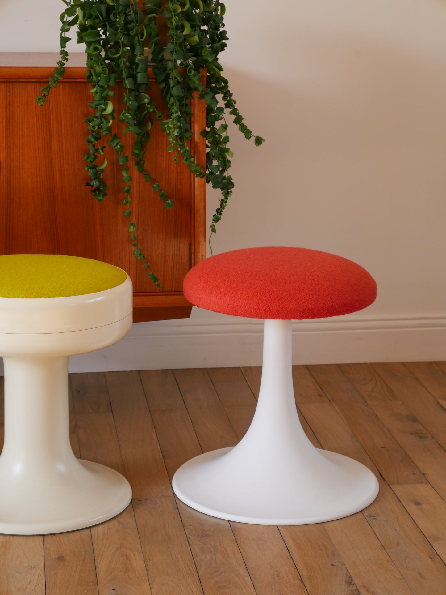 Tabouret à pieds en plastique tulipe très fin et tissus en laine bouillie Brique, entièrement retapissé, 1970