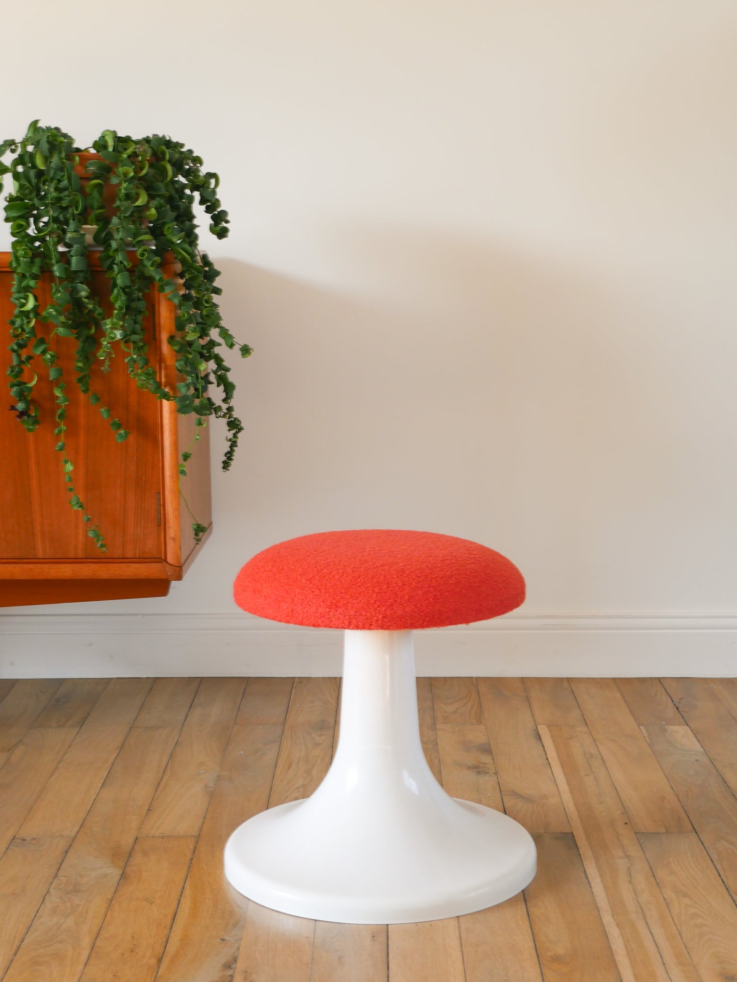 Tabouret en plastique à pieds tulipe et tissus en laine bouillie Brique, entièrement retapissé, 1970