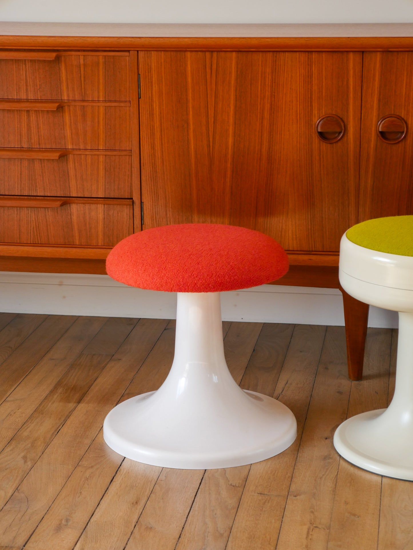 Tabouret en plastique à pieds tulipe et tissus en laine bouillie Brique, entièrement retapissé, 1970