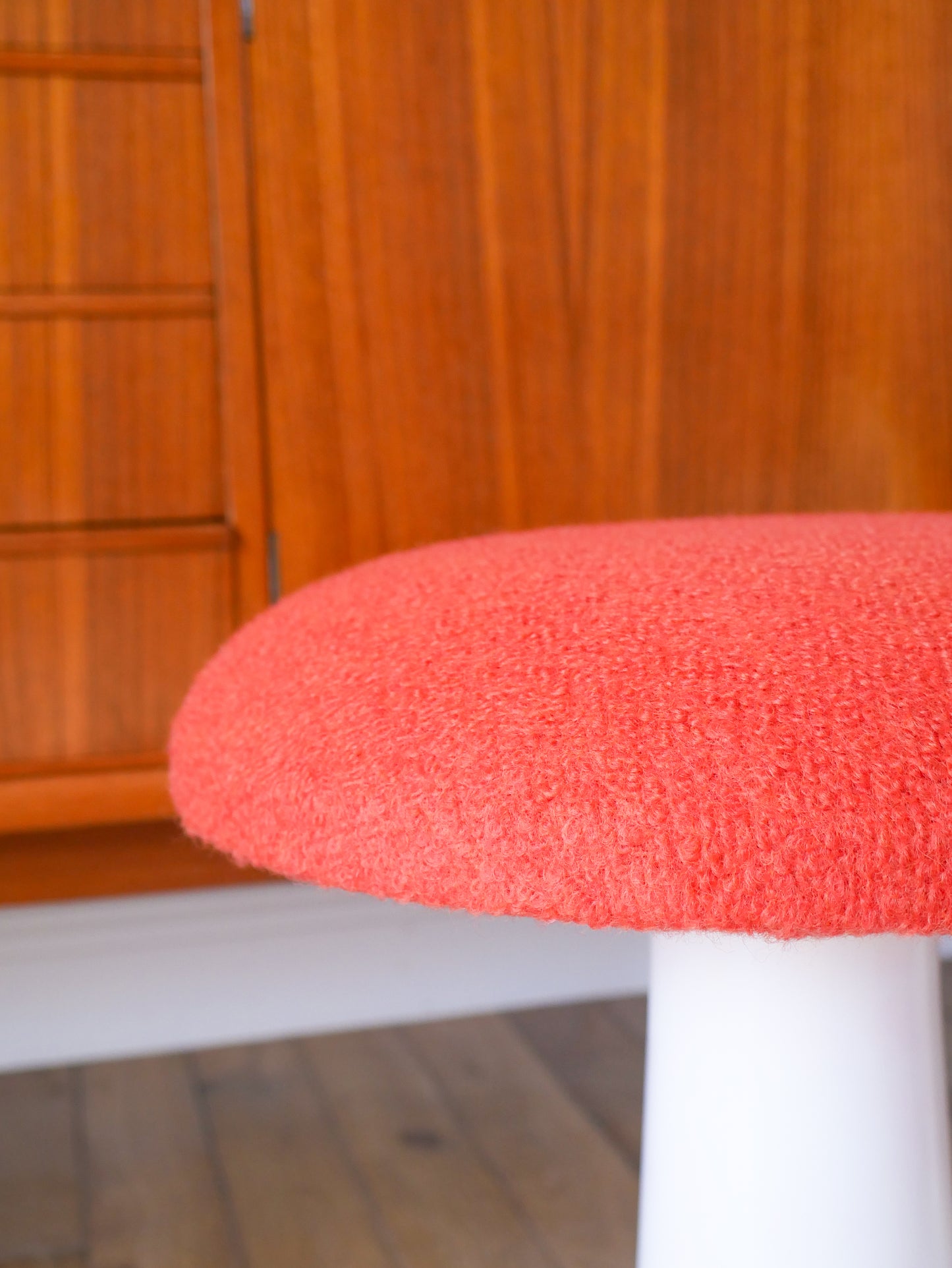 Tabouret en plastique à pieds tulipe et tissus en laine bouillie Brique, entièrement retapissé, 1970