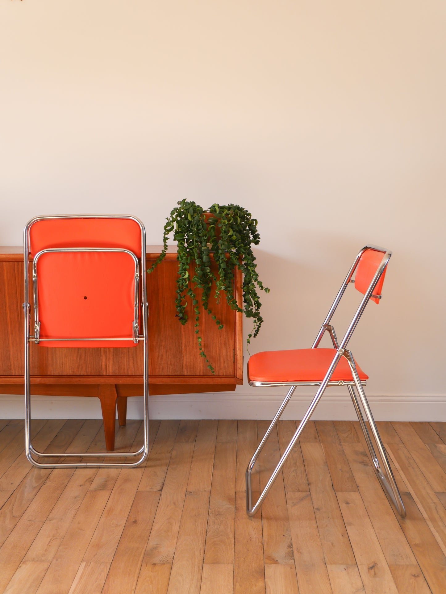 Paire de chaises pliantes en chrome et skaï Orange, Design, 1970