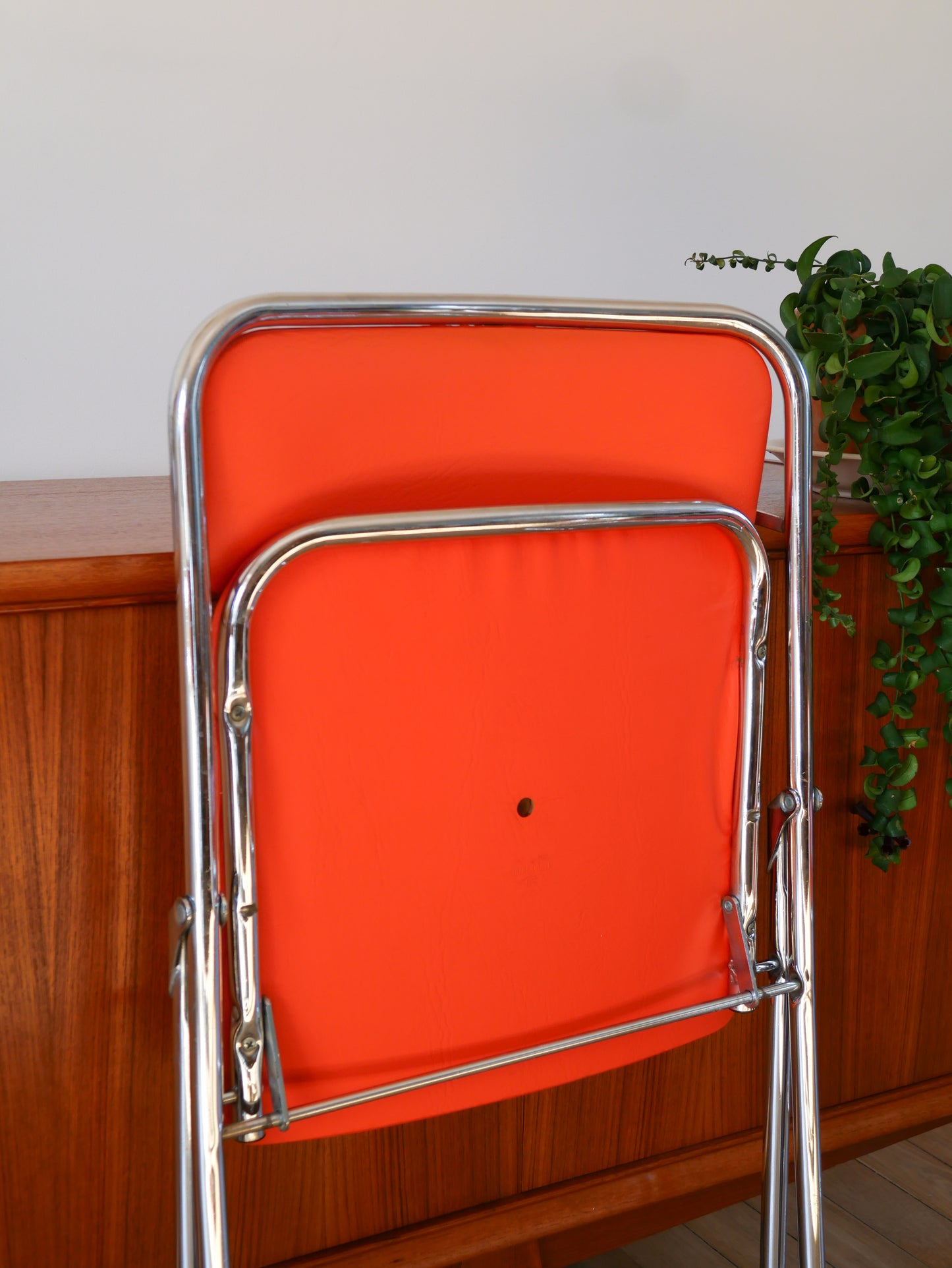 Paire de chaises pliantes en chrome et skaï Orange, Design, 1970