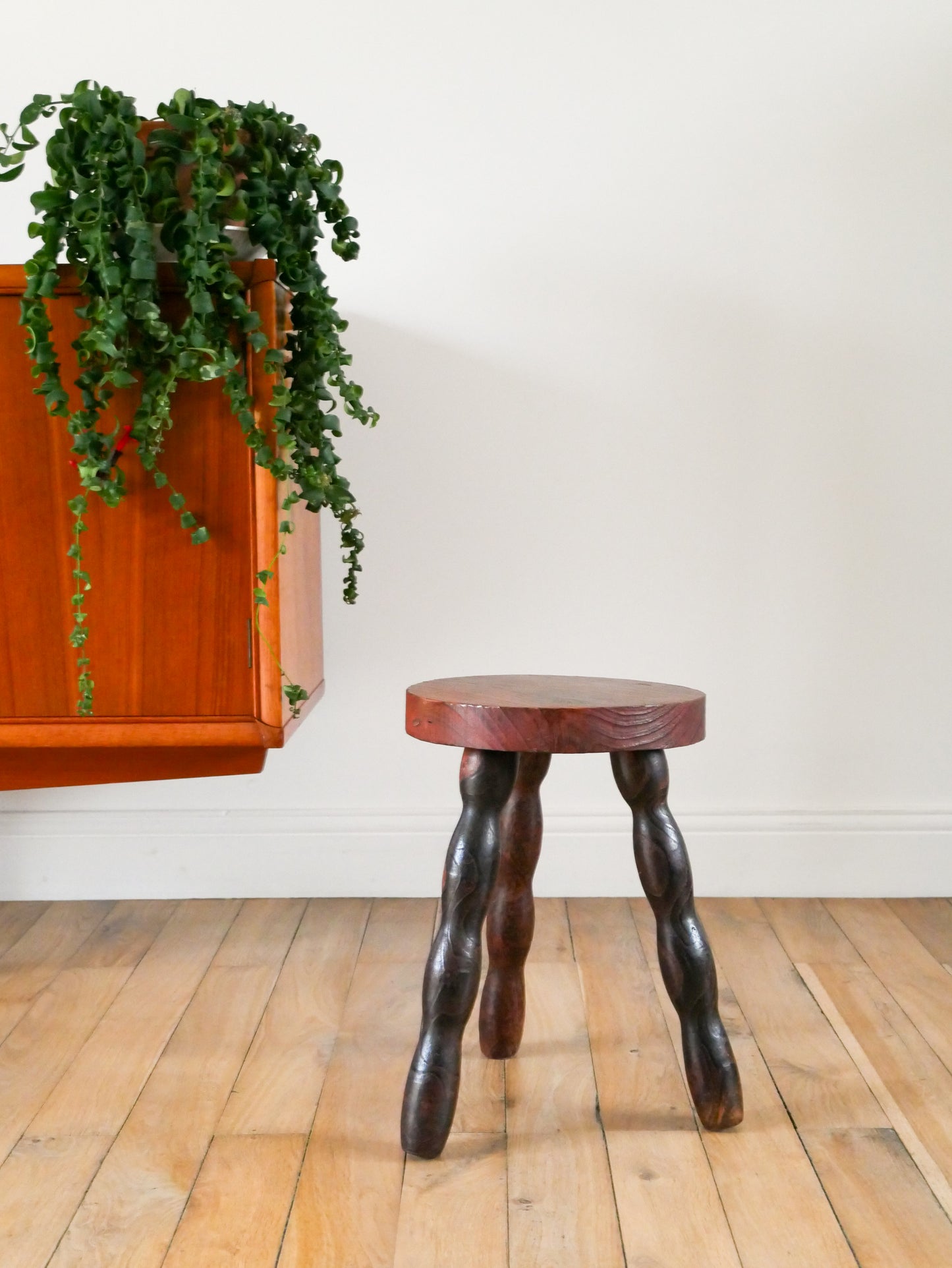 Tabouret tripode, pieds en bois perlé, 1940