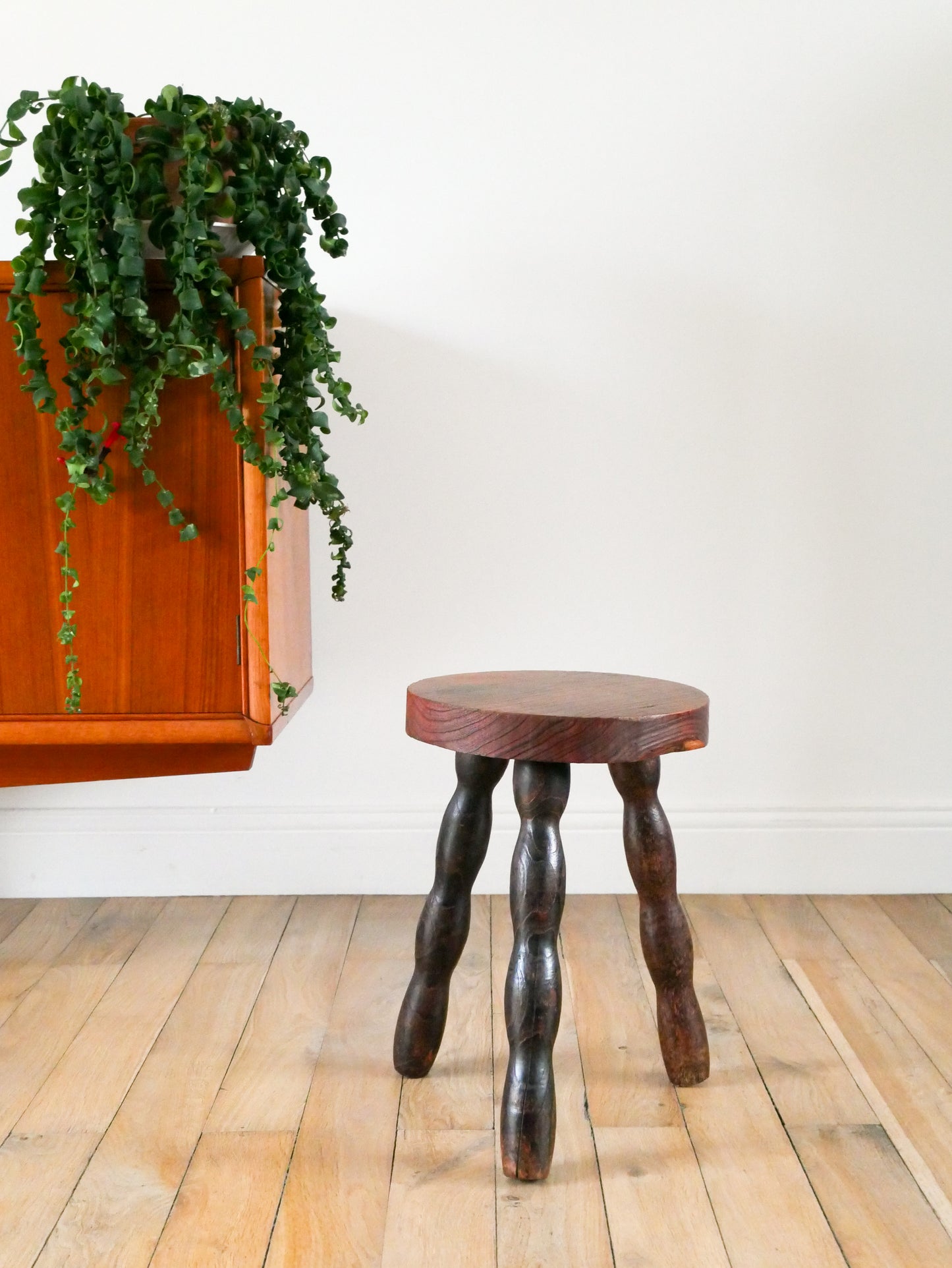 Tabouret tripode, pieds en bois perlé, 1940