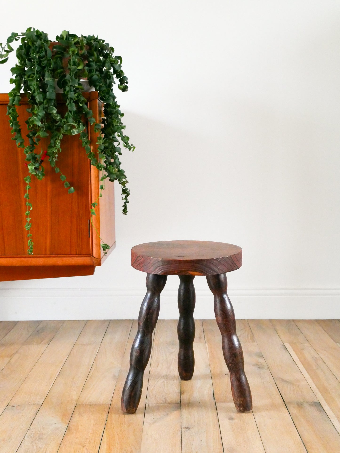 Tabouret tripode, pieds en bois perlé, 1940