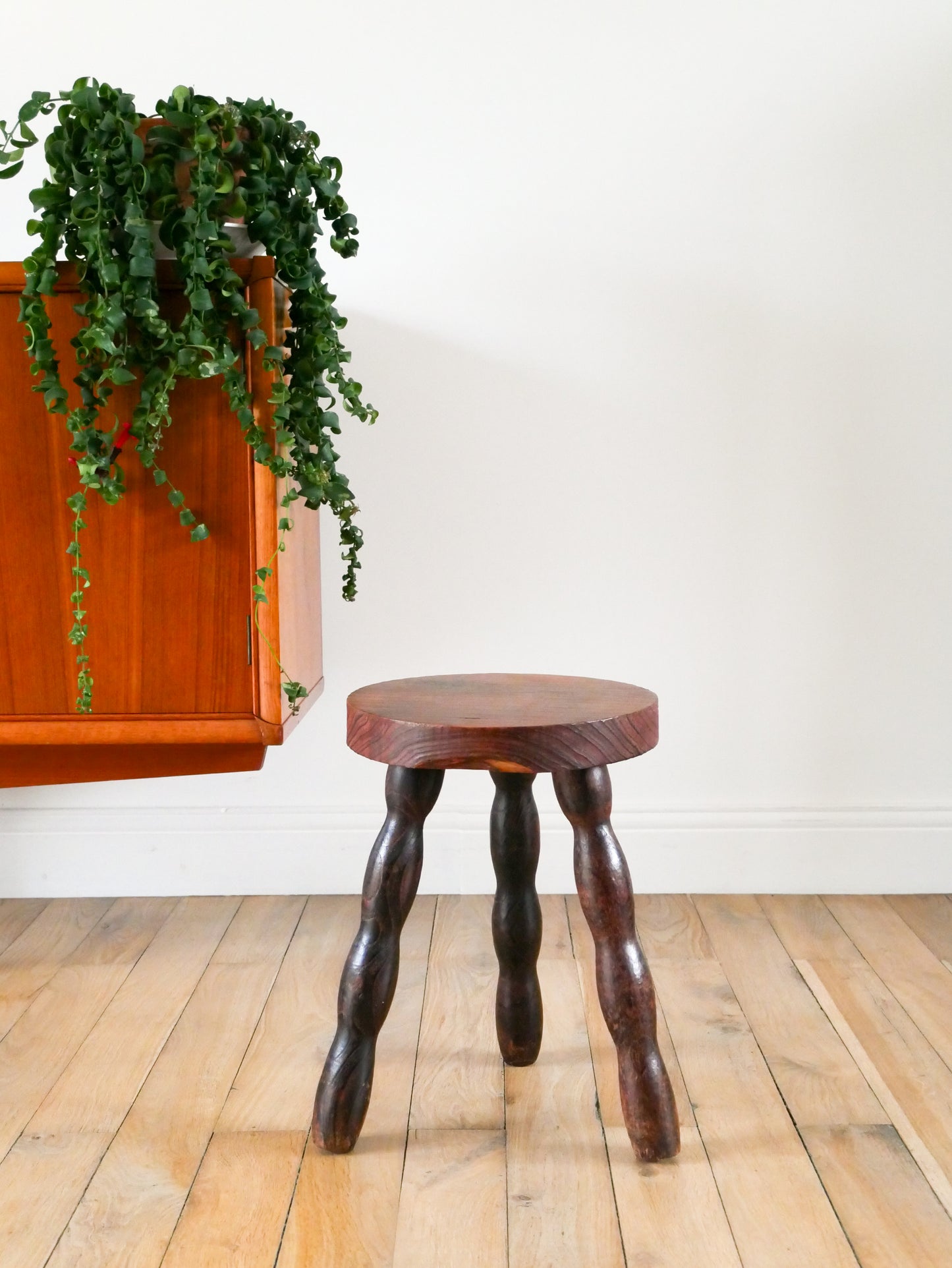 Tabouret tripode, pieds en bois perlé, 1940