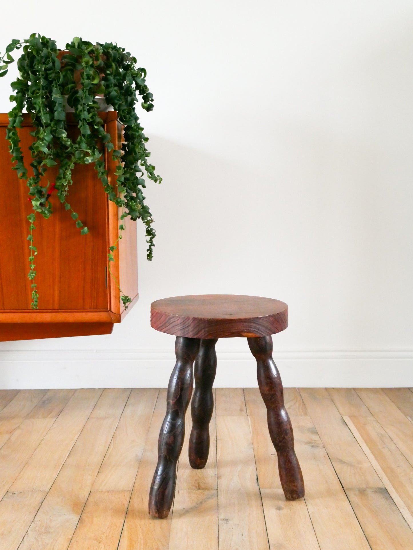 Tabouret tripode, pieds en bois perlé, 1940