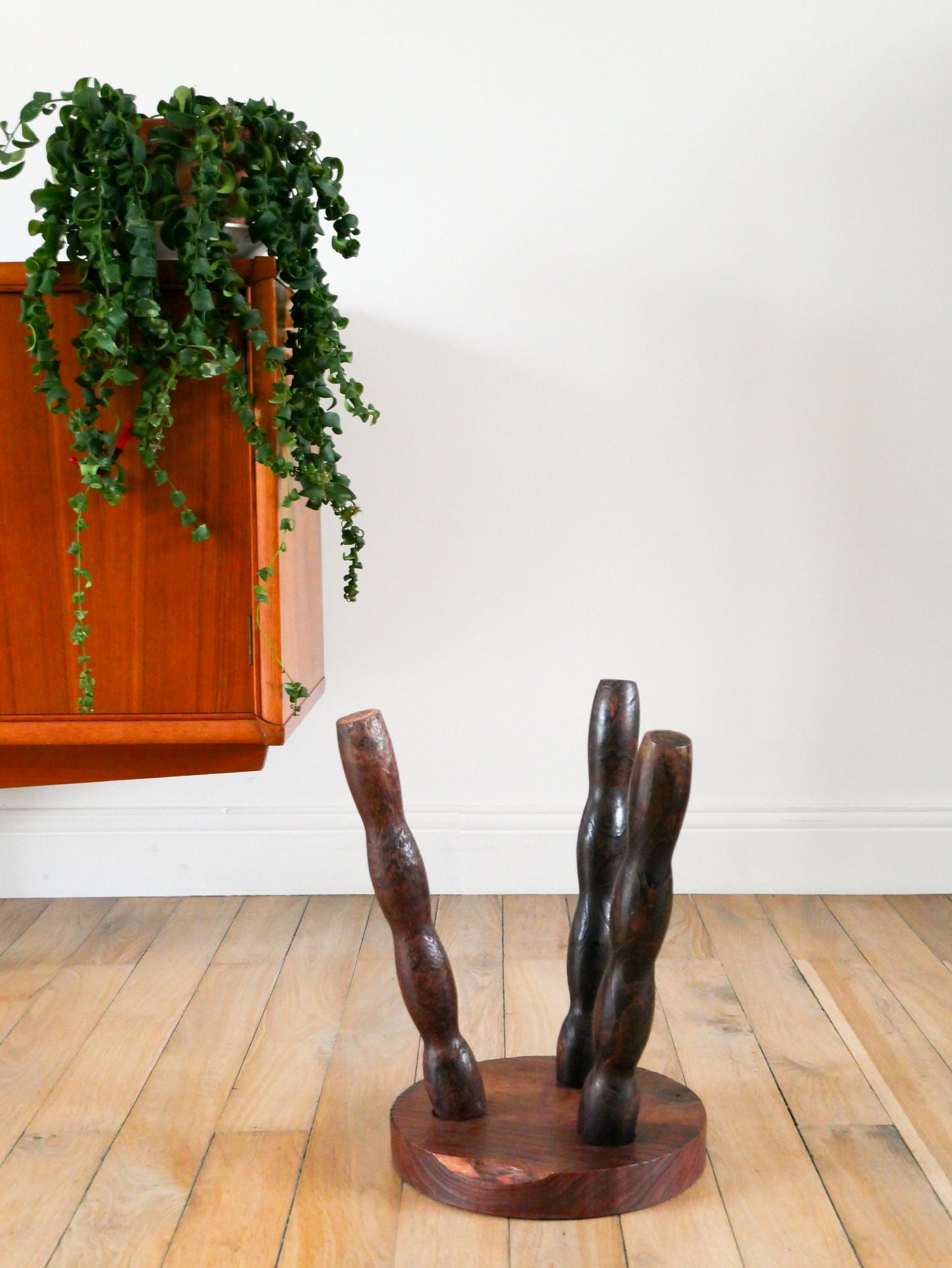 Tabouret tripode, pieds en bois perlé, 1940