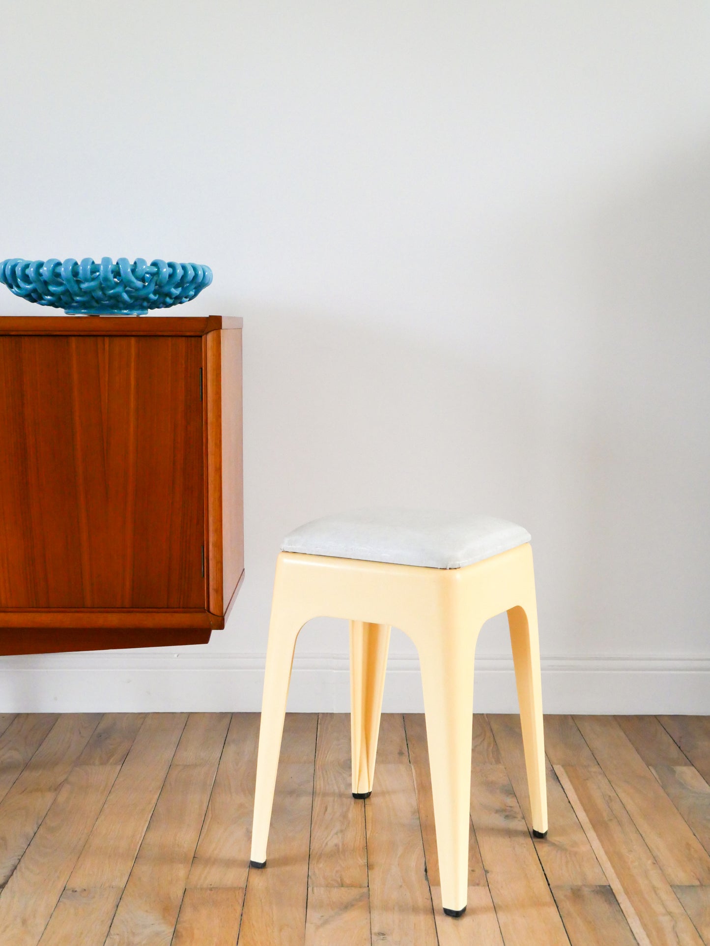 Tabouret tripode en plastique et assise en skaï, Crème et Gris, signé AMI, 1970