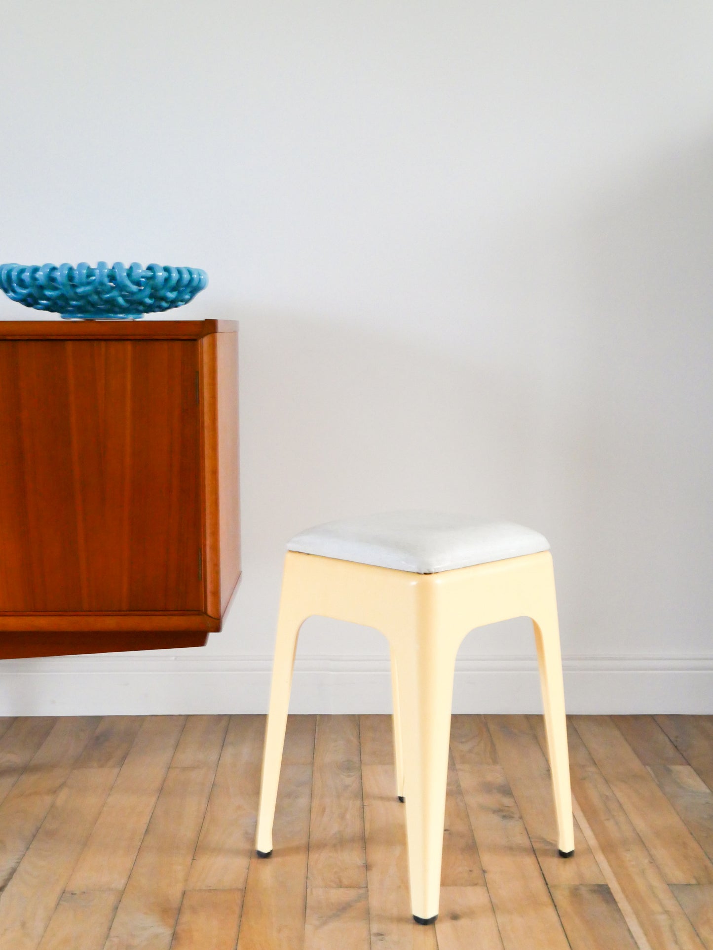 Tabouret tripode en plastique et assise en skaï, Crème et Gris, signé AMI, 1970