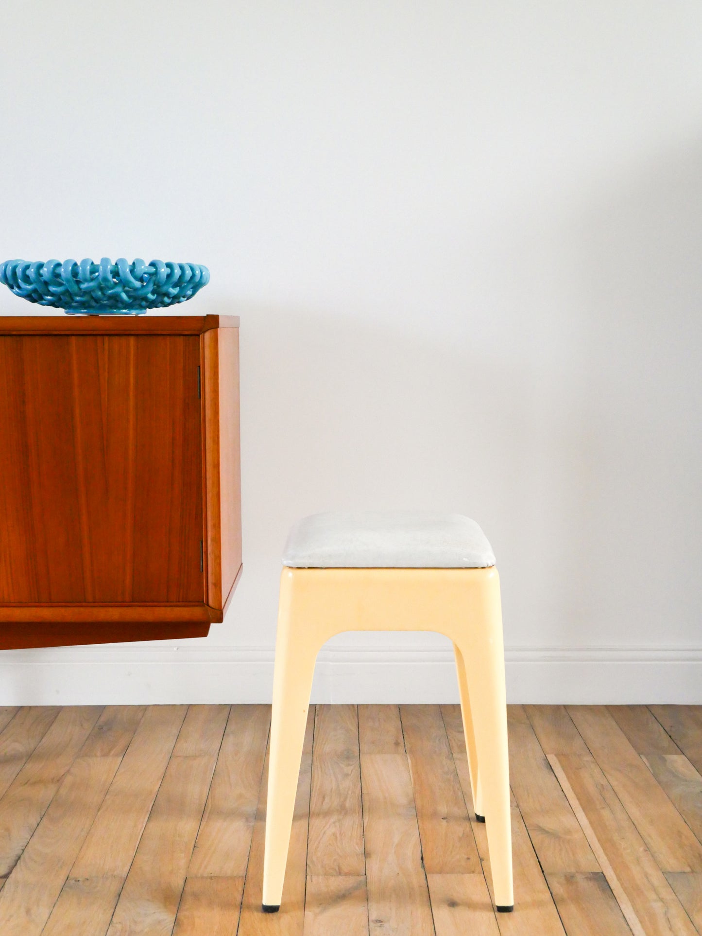 Tabouret tripode en plastique et assise en skaï, Crème et Gris, signé AMI, 1970