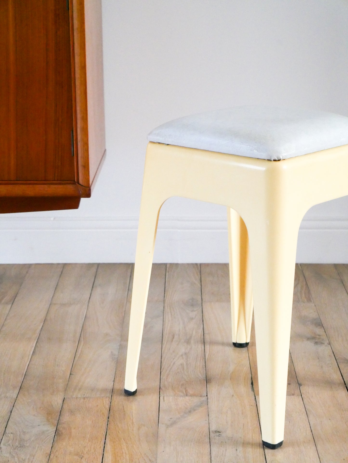 Tabouret tripode en plastique et assise en skaï, Crème et Gris, signé AMI, 1970