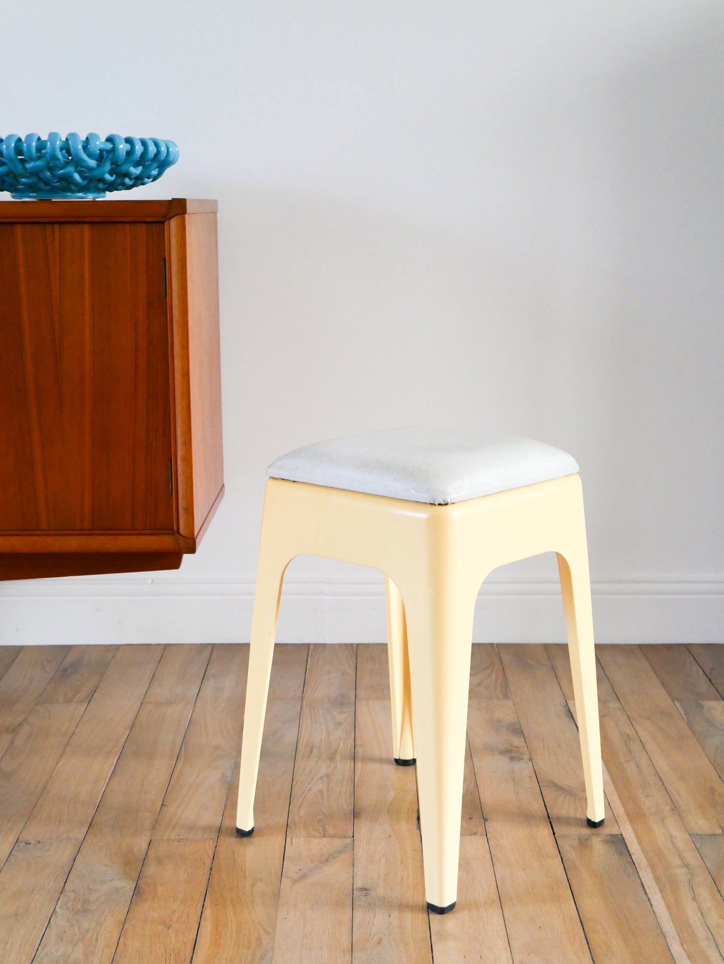 Tabouret tripode en plastique et assise en skaï, Crème et Gris, signé AMI, 1970