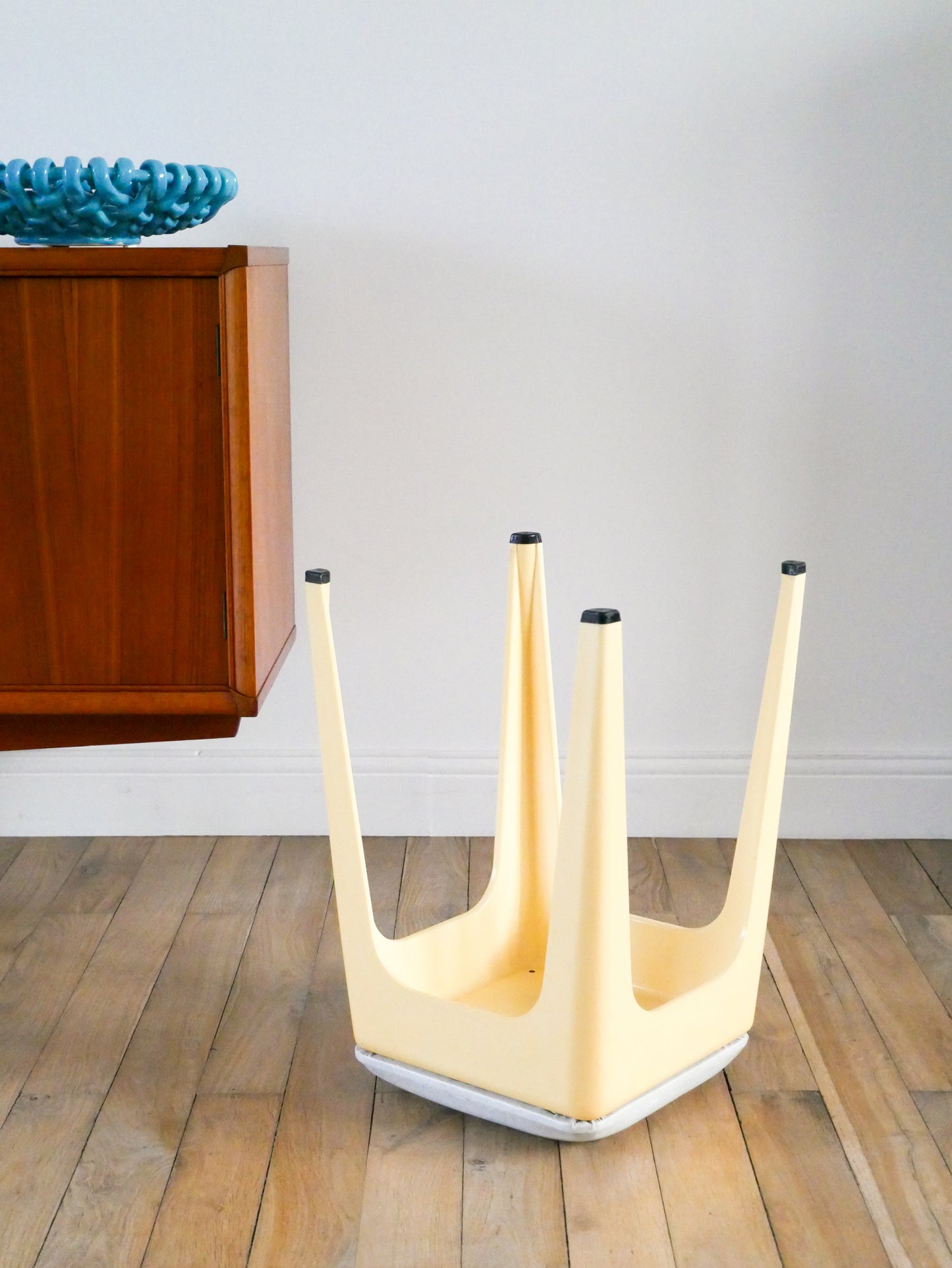 Tabouret tripode en plastique et assise en skaï, Crème et Gris, signé AMI, 1970